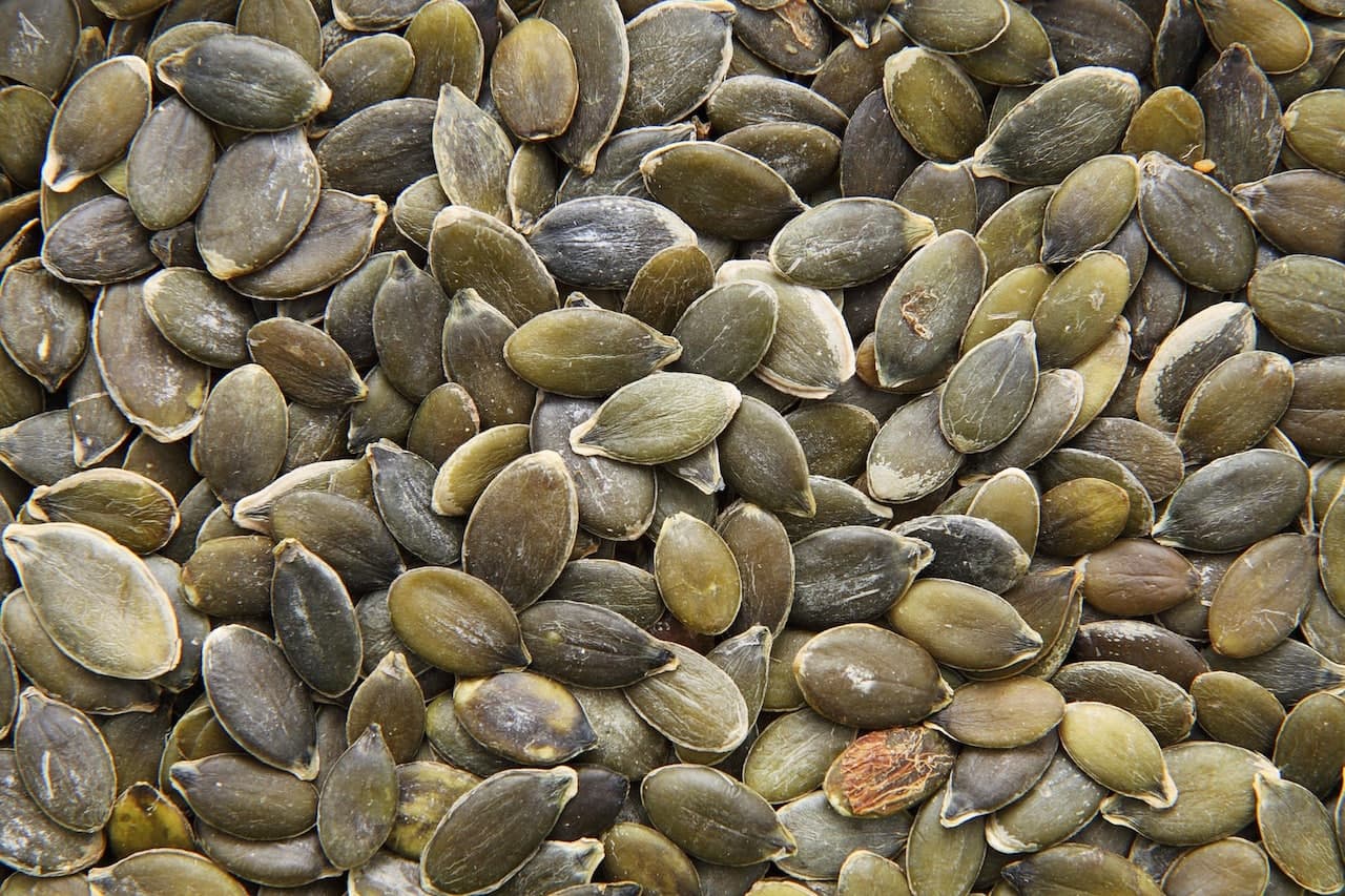 Semi di zucca ammollati in acqua salata ed essiccati: un ottimo spezzafame dal sapore di sagra!