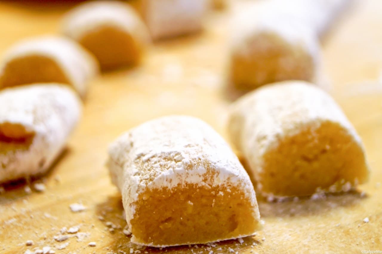 Un momento della preparazione dei ricciarelli alla Scuola di cucina di Lella