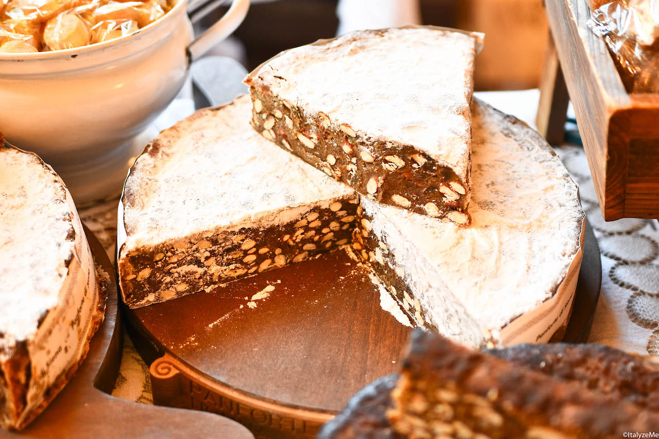Il Panforte Margherita: versione raffinata dove si utilizzano cedro candito, zucchero a velo ed un minore quantitativo di spezie