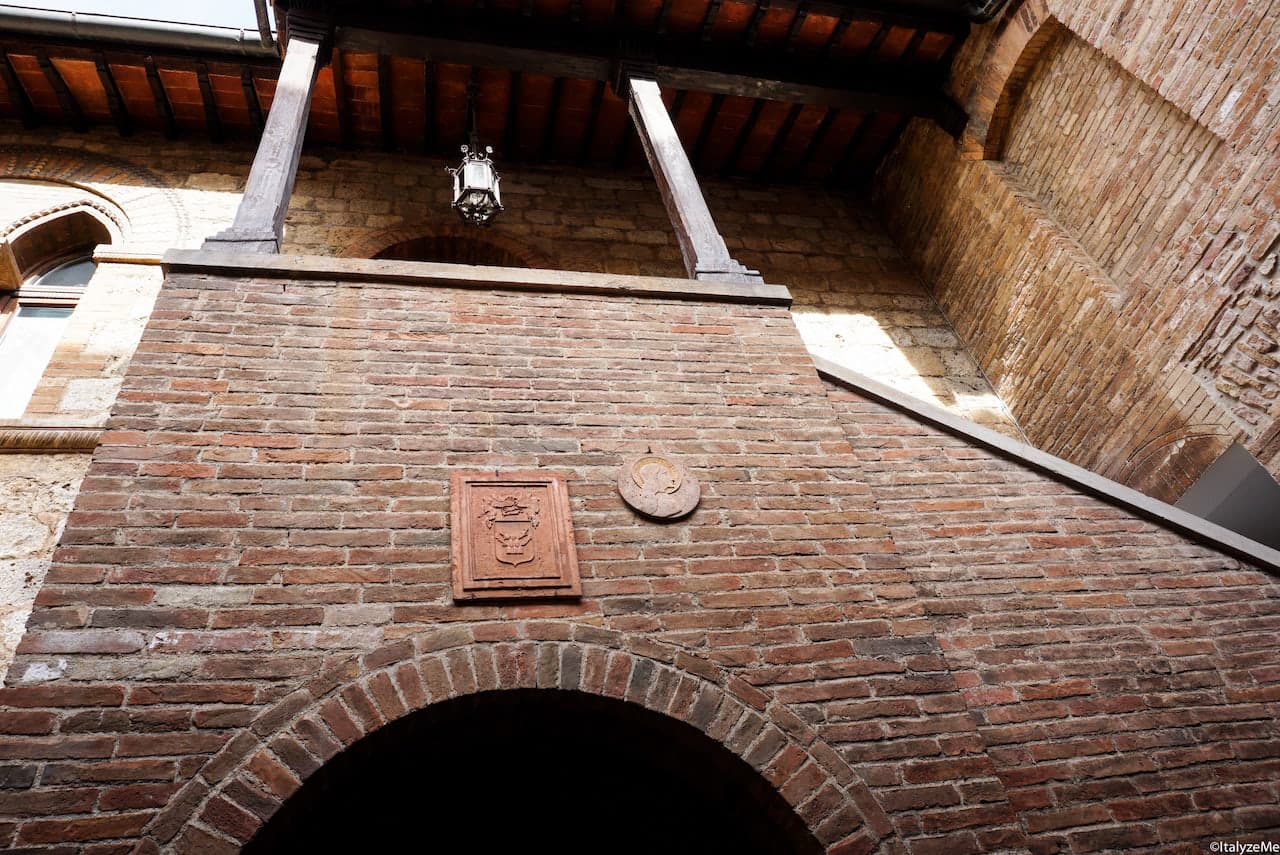 Il loggiato nella stretta corte che si apre appena valicata la facciata della ex-chiesa di San Francesco