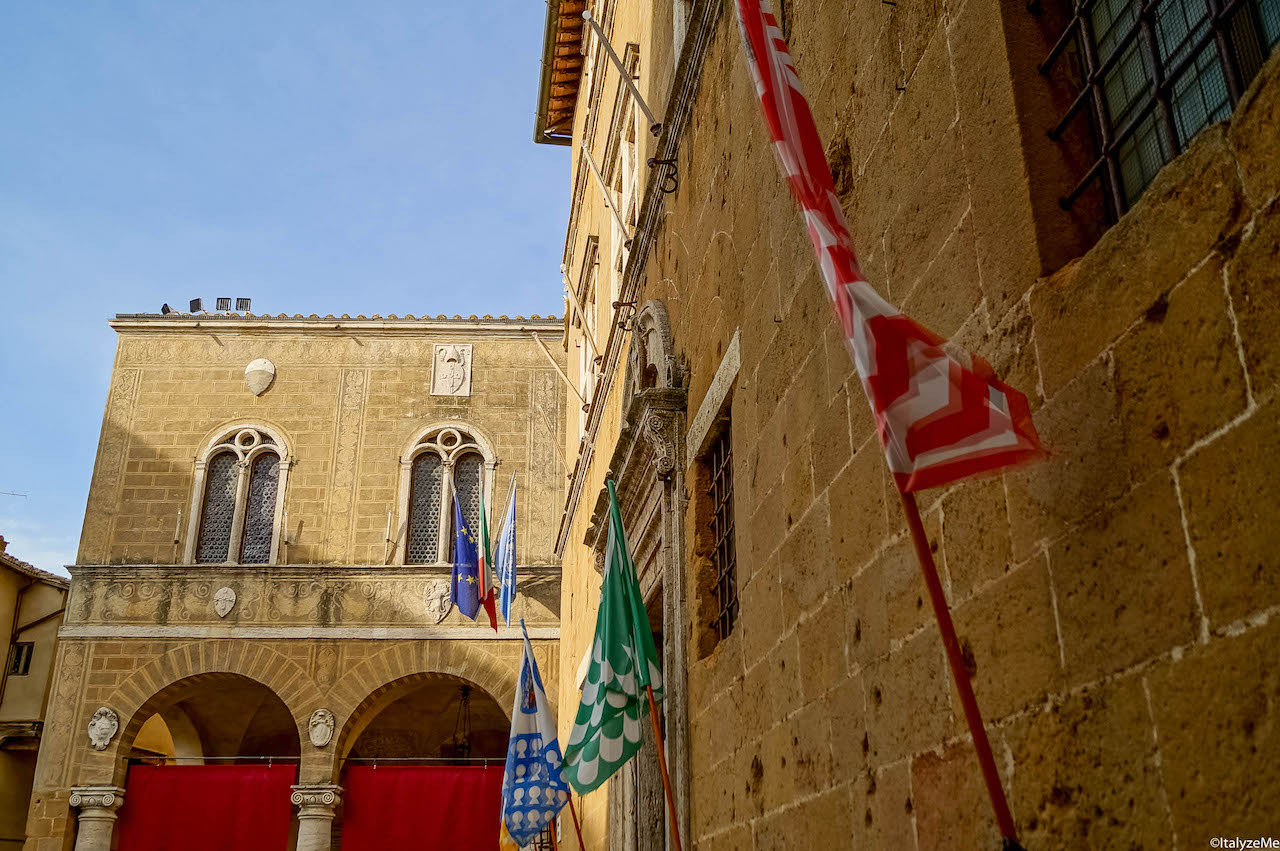 Imbocca il Vicolo della Canonica dal lato del campanile della Cattedrale e ti ritroverai al Casello