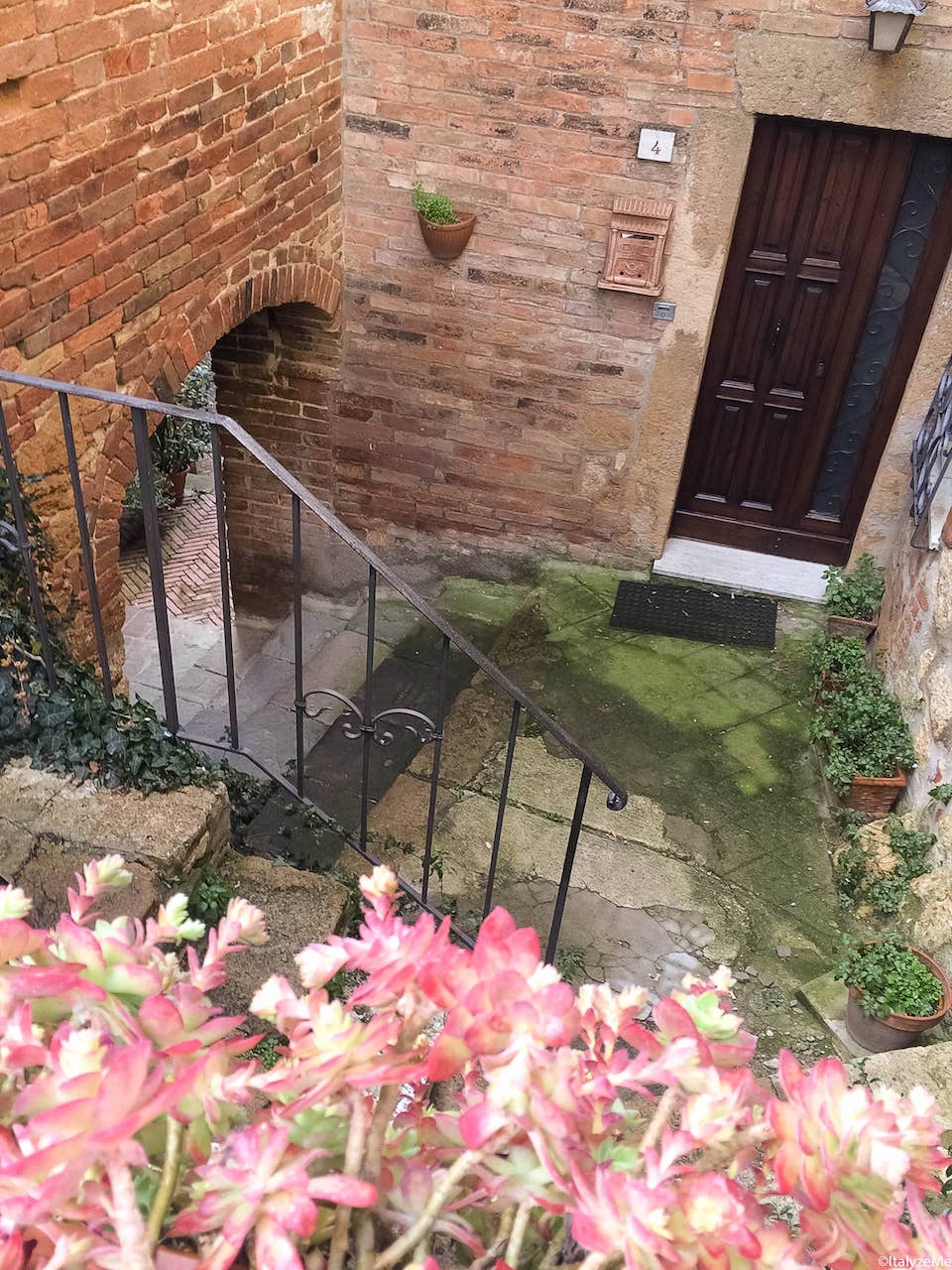 Il caratteristico Vicolo delle Serve Smarrite a Pienza, che collega via di Gozzante a Piazza Galletti