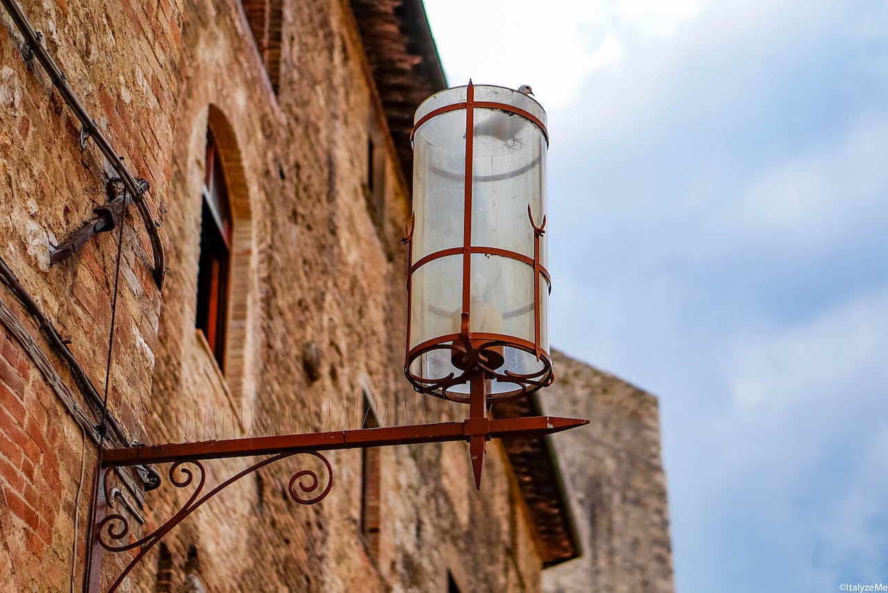 La suggestiva ed a tratti scenografica illuminazione di Piazza della Cisterna a San Gimignano: un altro dettaglio che ci ha fatto innamorare di questa cittadina toscana!