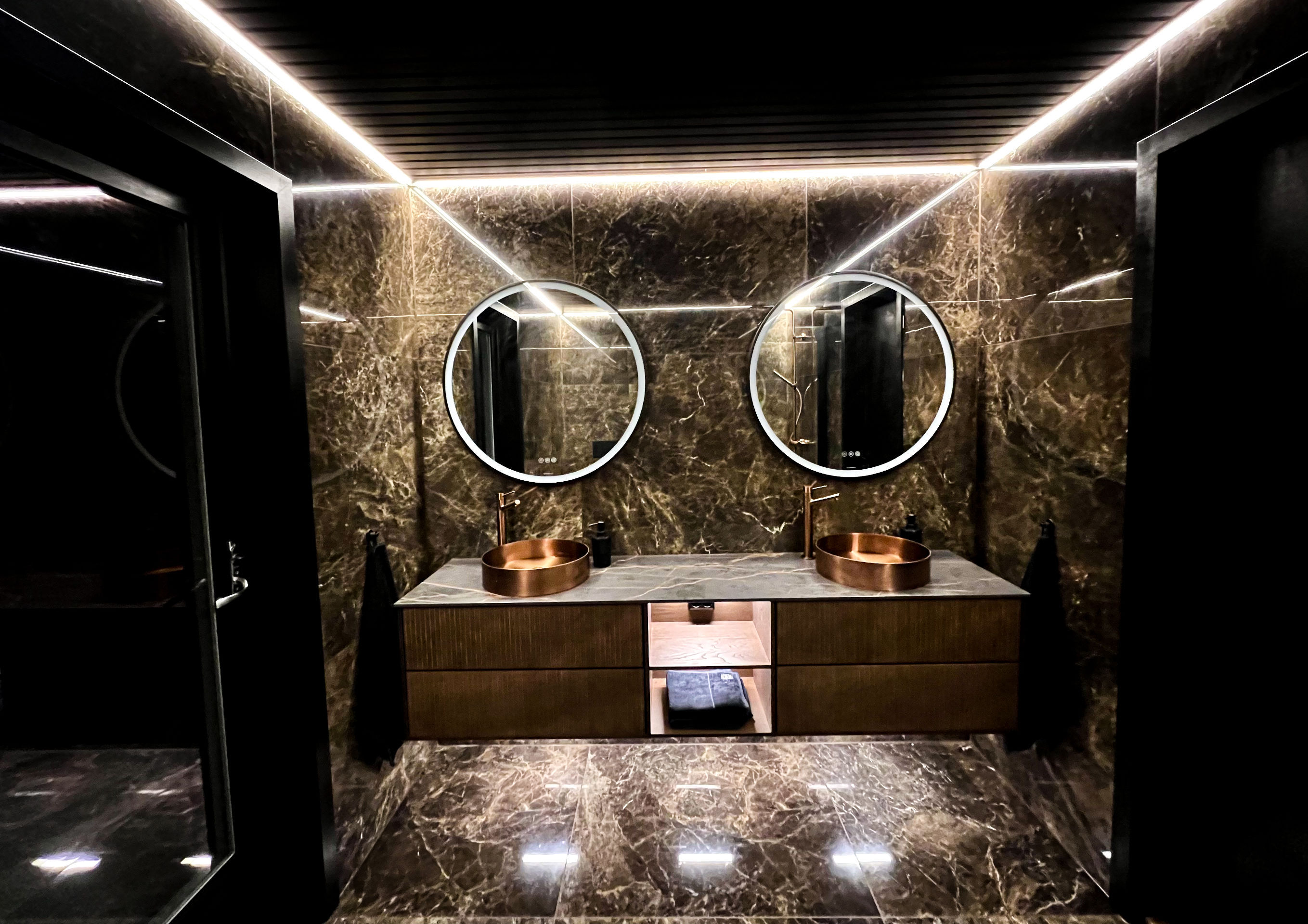 Vask med to speil med lys på