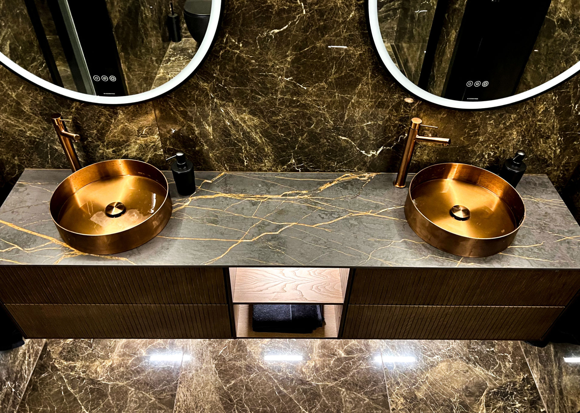 To gullfargede vasker på bad