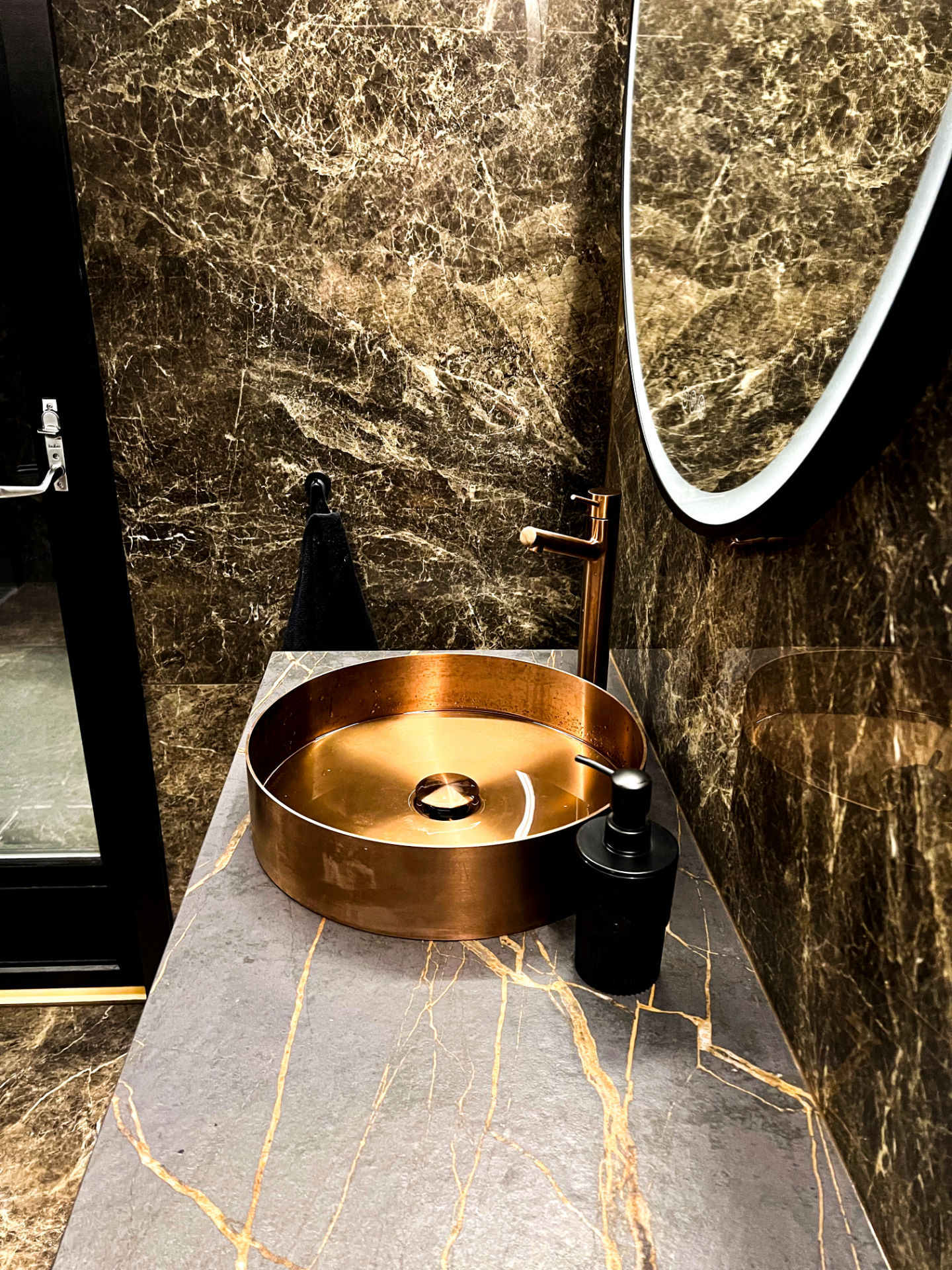 Viser vasken fra høyre side