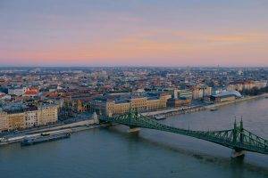 Budapest városkép a lánchíddal és a várossal naplementében