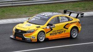 Sárga versenyautó a Hungaroringen