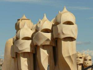 A Casa Milà (La Pedrera) tetőteraszának sisakos harcosokra emlékeztető szoborszerű kéményei Barcelonában, Antoni Gaudí tervezésében