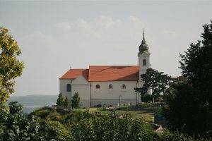 Tihanyi Bencés apátság épülete a Balatonnal a háttérben