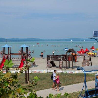 Eleged van a tömegből? 7 nyugodt balatoni strand, ahol még főszezonban is jut hely a törölköződnek