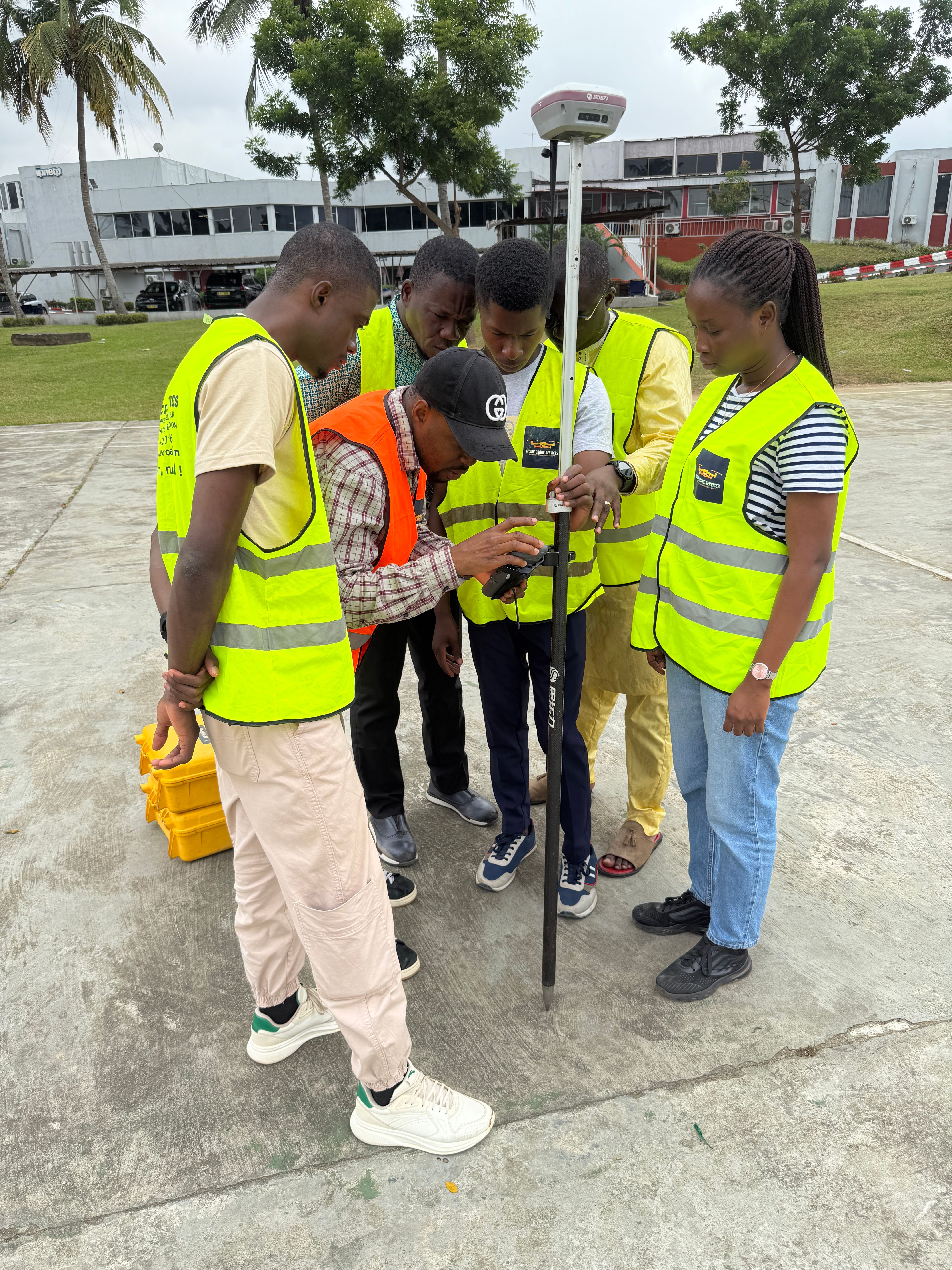 Étudiants formation pratique drone IDS