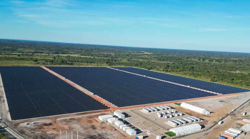 Champ de panneaux solaires