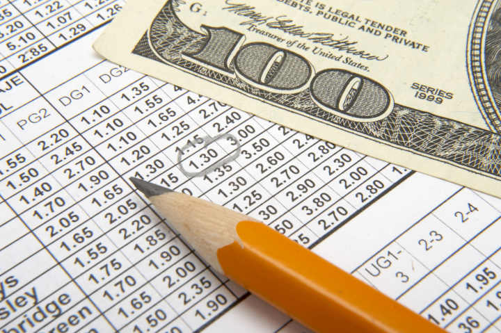 A smartphone screen displaying betting odds on the DraftKings app.