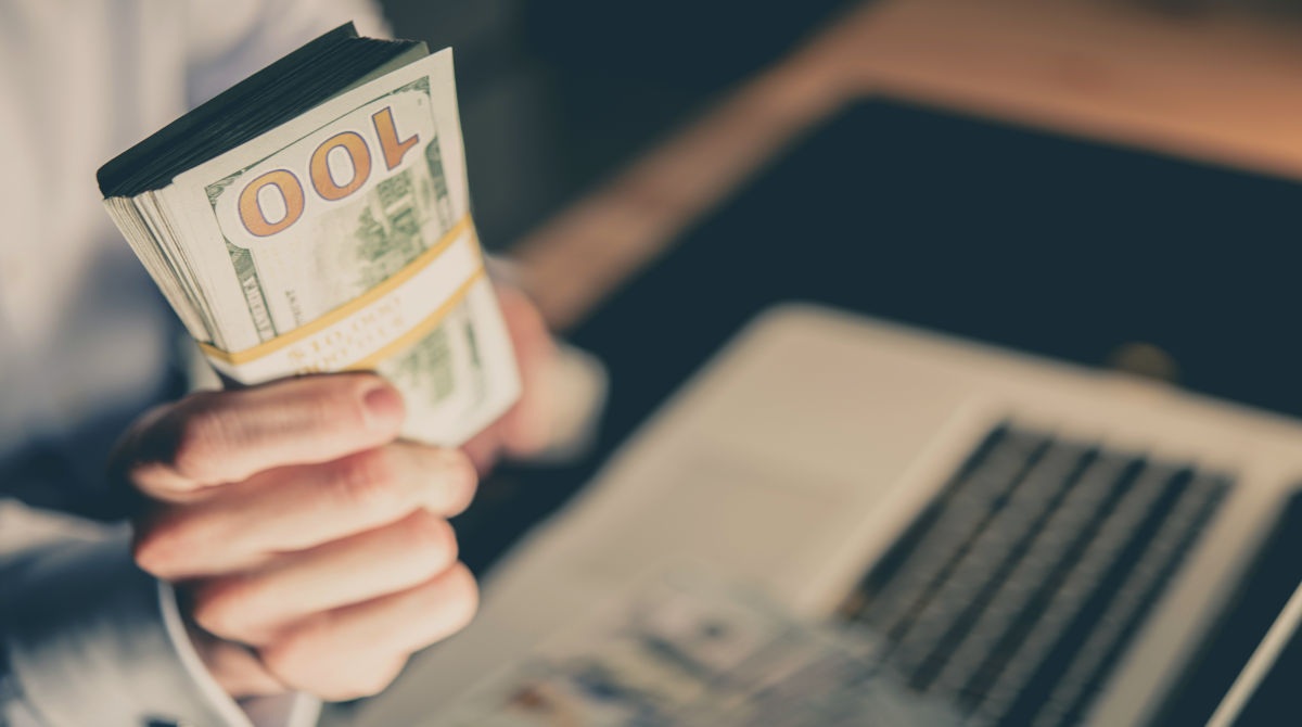 Graphic showing a slot machine with bonus and free spins icons.