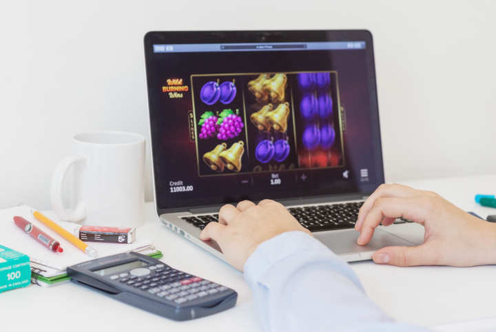 Graph showing the rising popularity of online pokies in Australia.