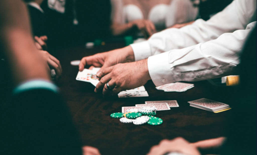 Applying basic blackjack strategy at the table