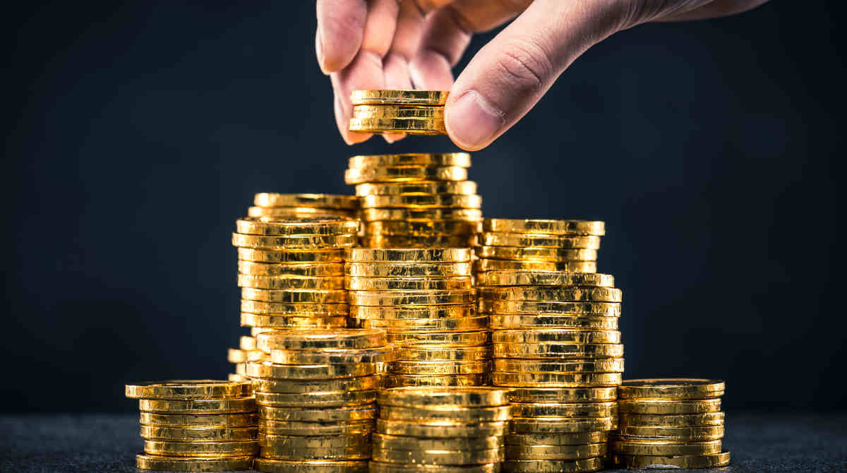 A graphic illustrating the different types of casino bonuses like free spins and cash.