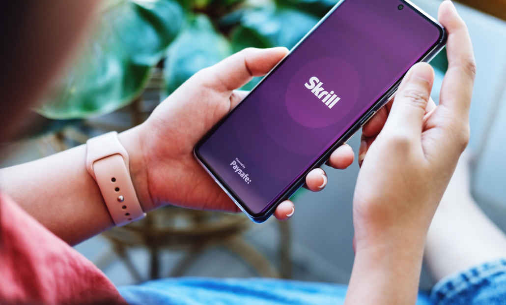 A smartphone showing various e-wallet apps for casino deposits