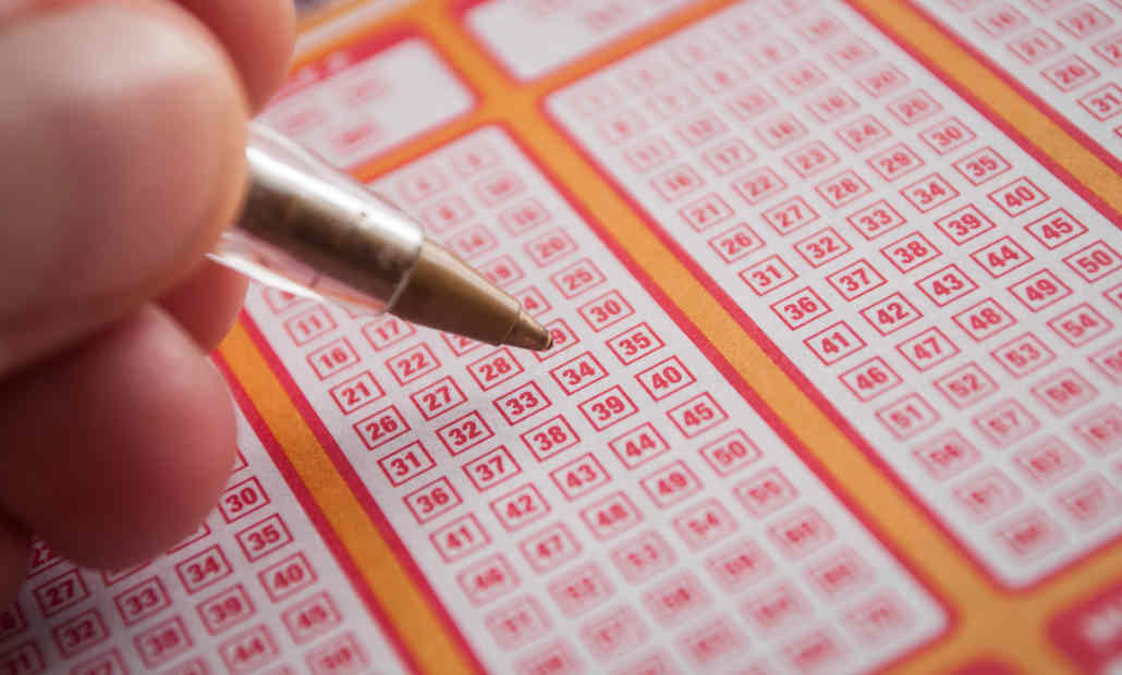 An online keno game screen showing numbers and payouts.