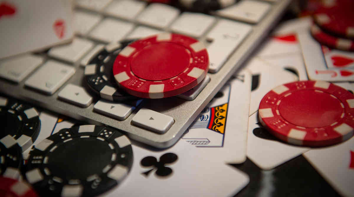 A graphic showing a casino chip with the New York skyline in the background.