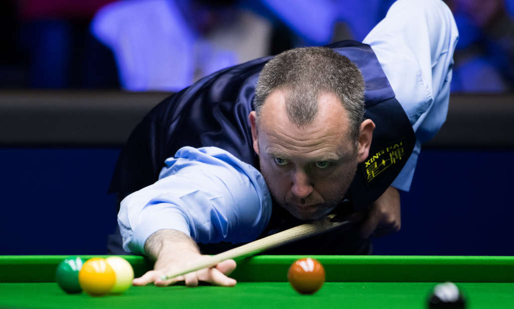 Mark Williams aiming a shot during a snooker match