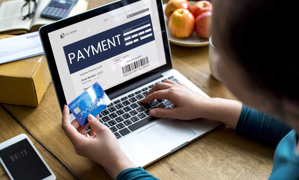 A person using a smartphone to make an online payment with Trustly.