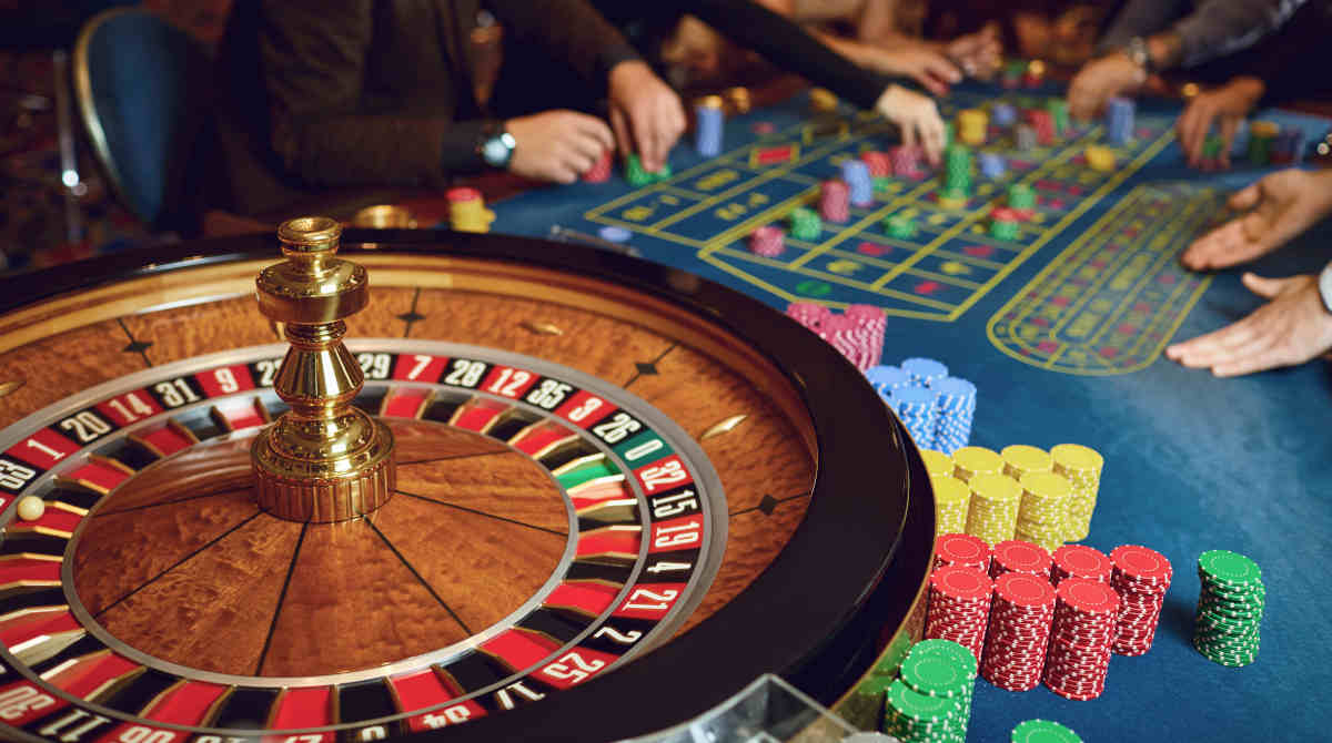 A digital representation of an online roulette wheel and betting table.