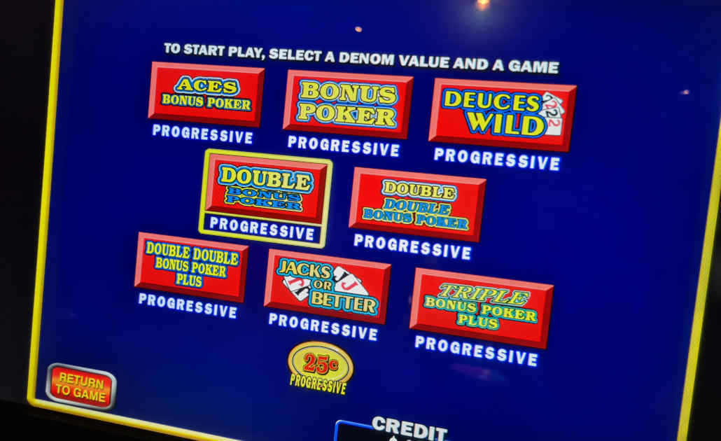 A comparison graphic showing online versus live video poker machines.