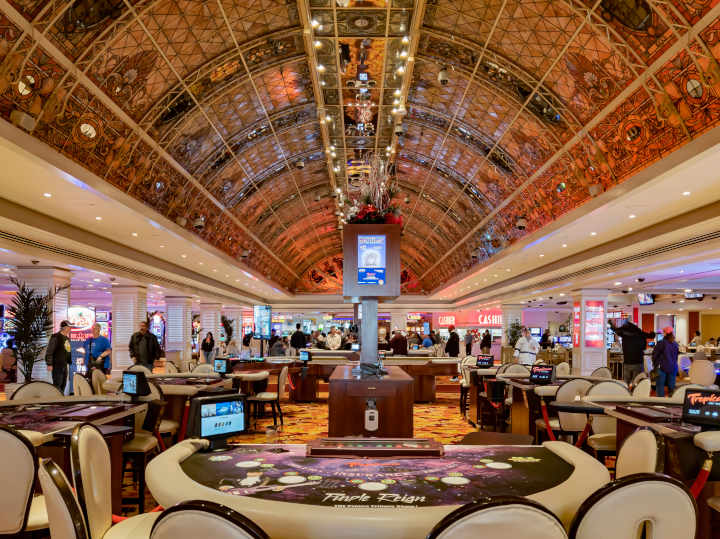 A person holding playing cards, symbolizing that advantage play works within the rules of the game.