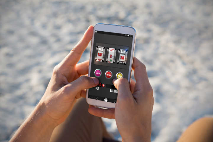 A classic 3-reel slot machine interface showing BAR and 7 symbols.