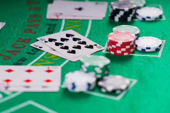A Spanish 21 table layout showing cards and chips.