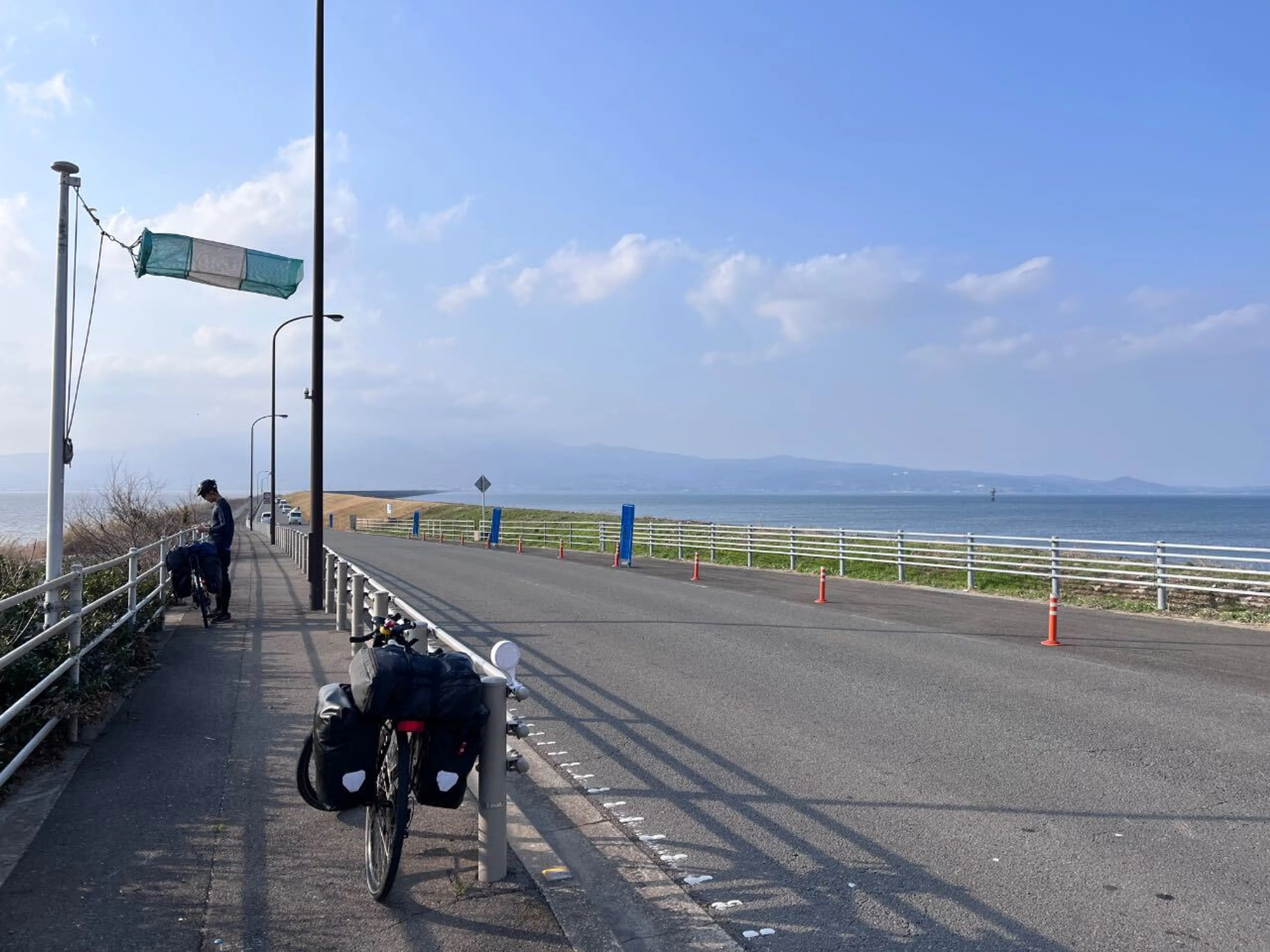 諫早湾内を走る