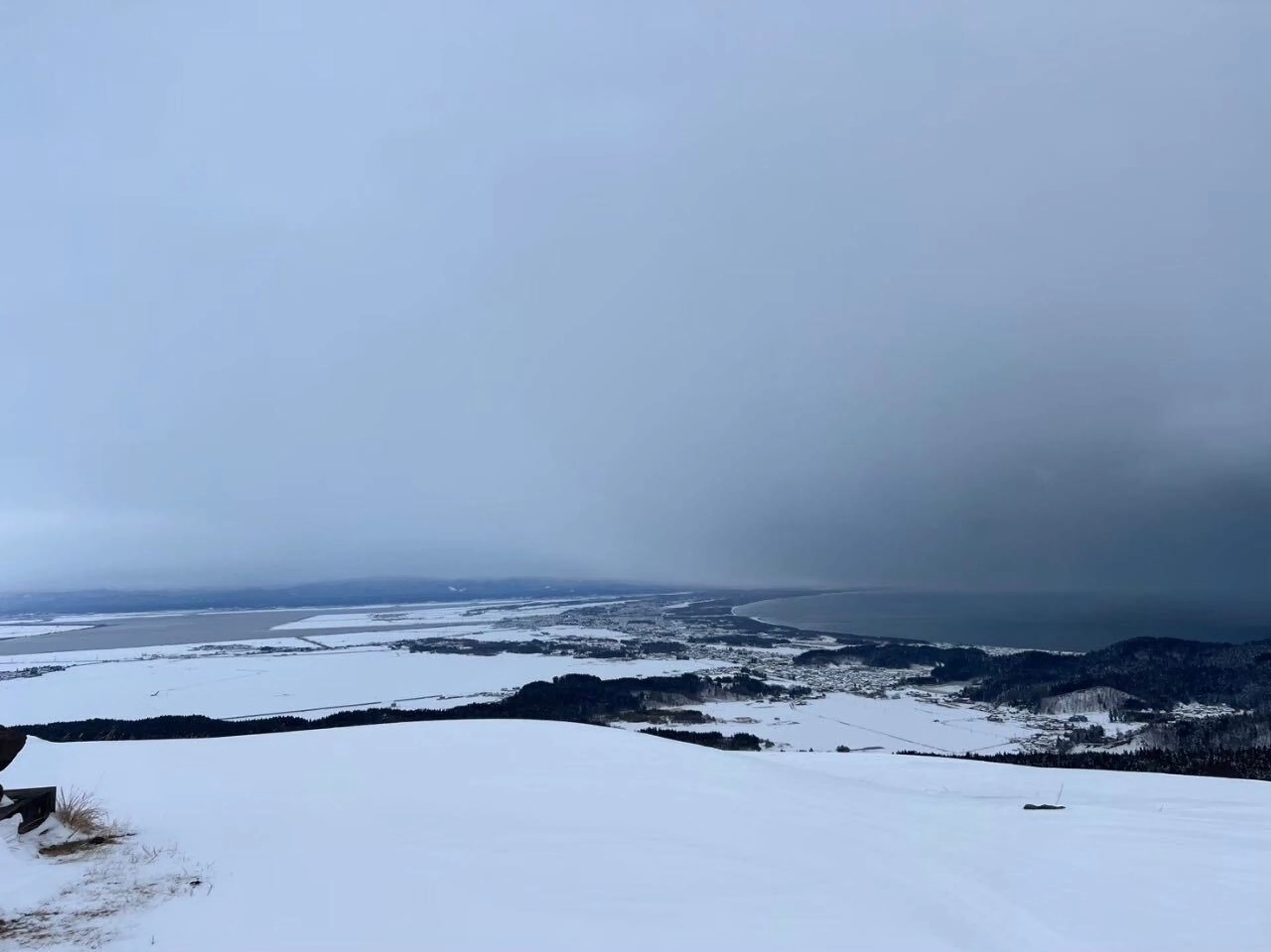 左が八郎潟、右が秋田市街