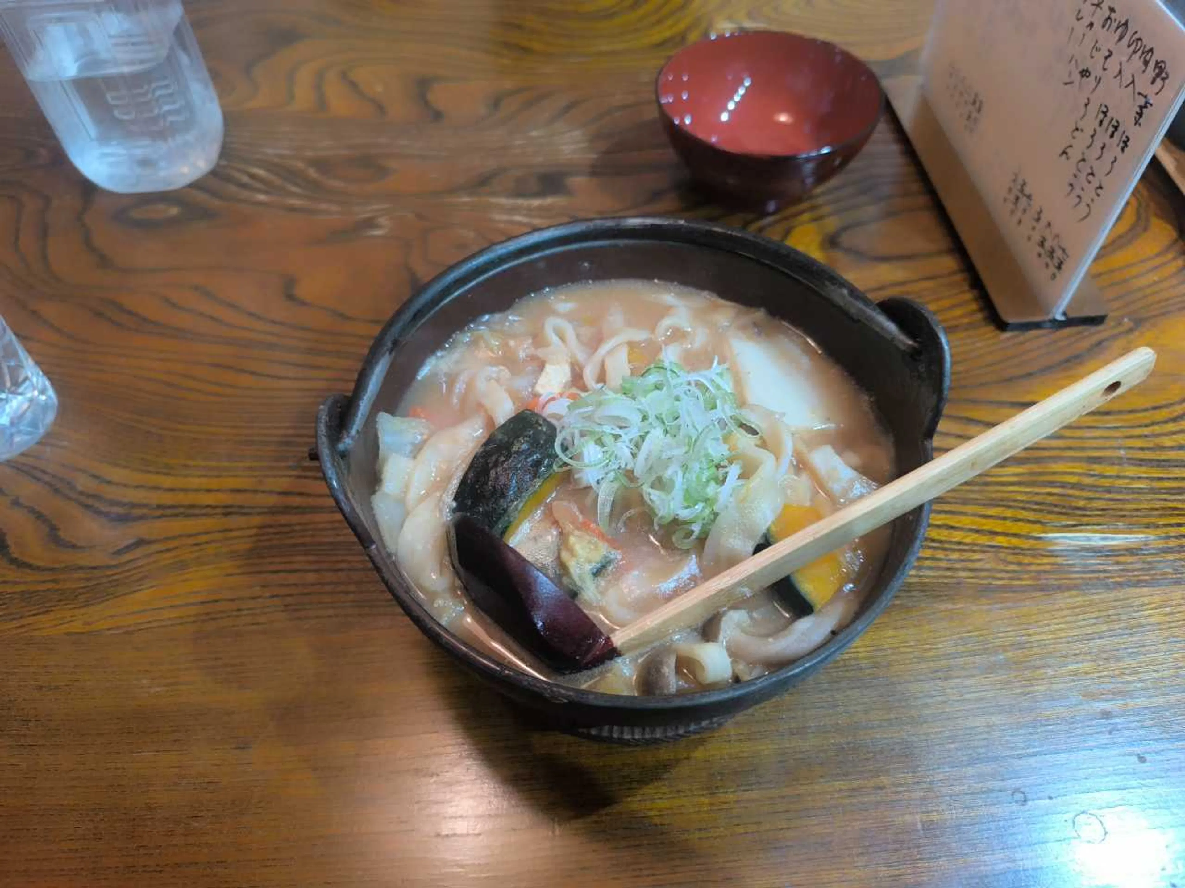 常連が接客手伝う変わったお店でしたが味は美味い