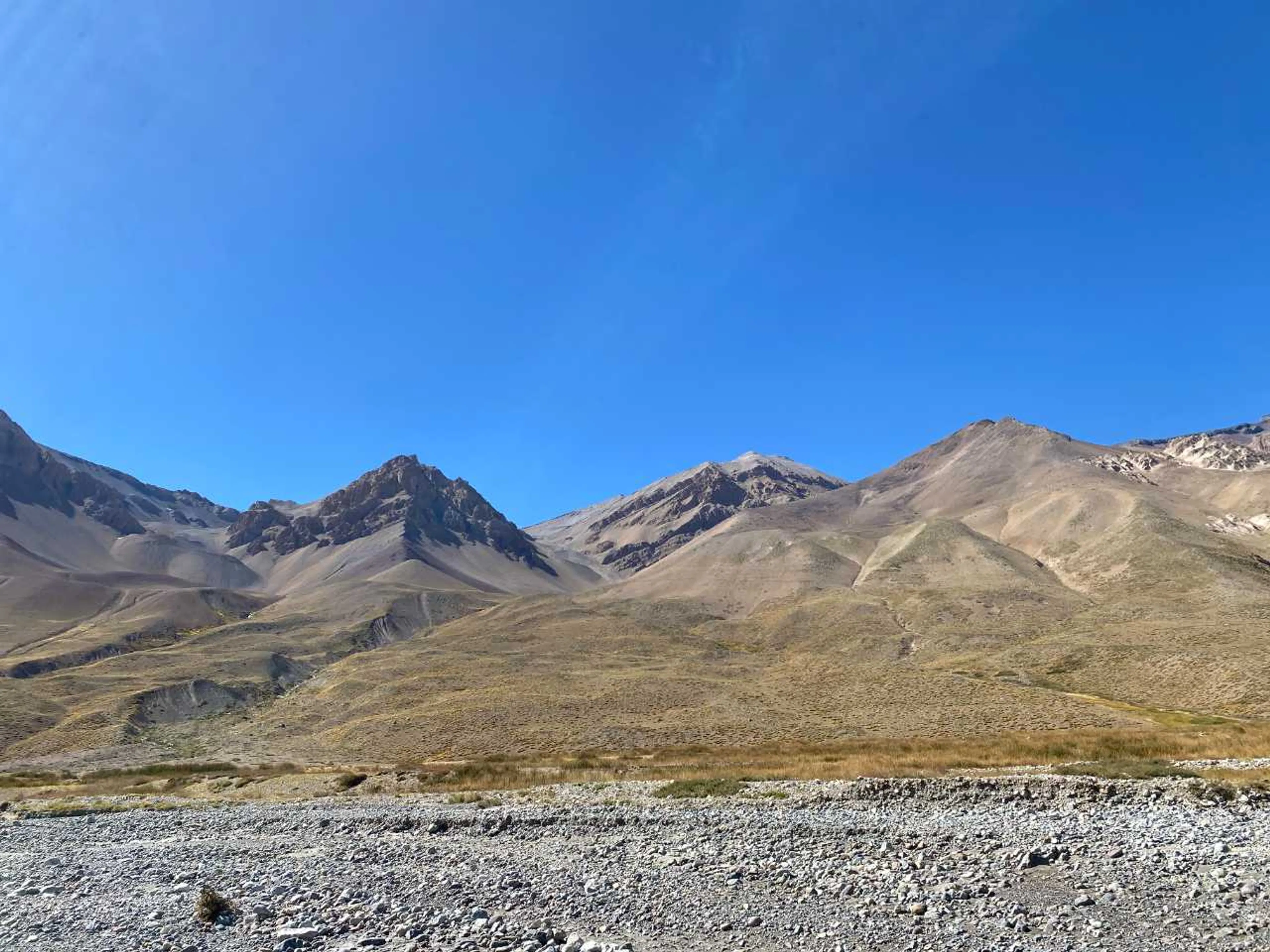 山の向こうがアルゼンチン。一見楽そうに見えるが、峠は山に隠れて見えていない。