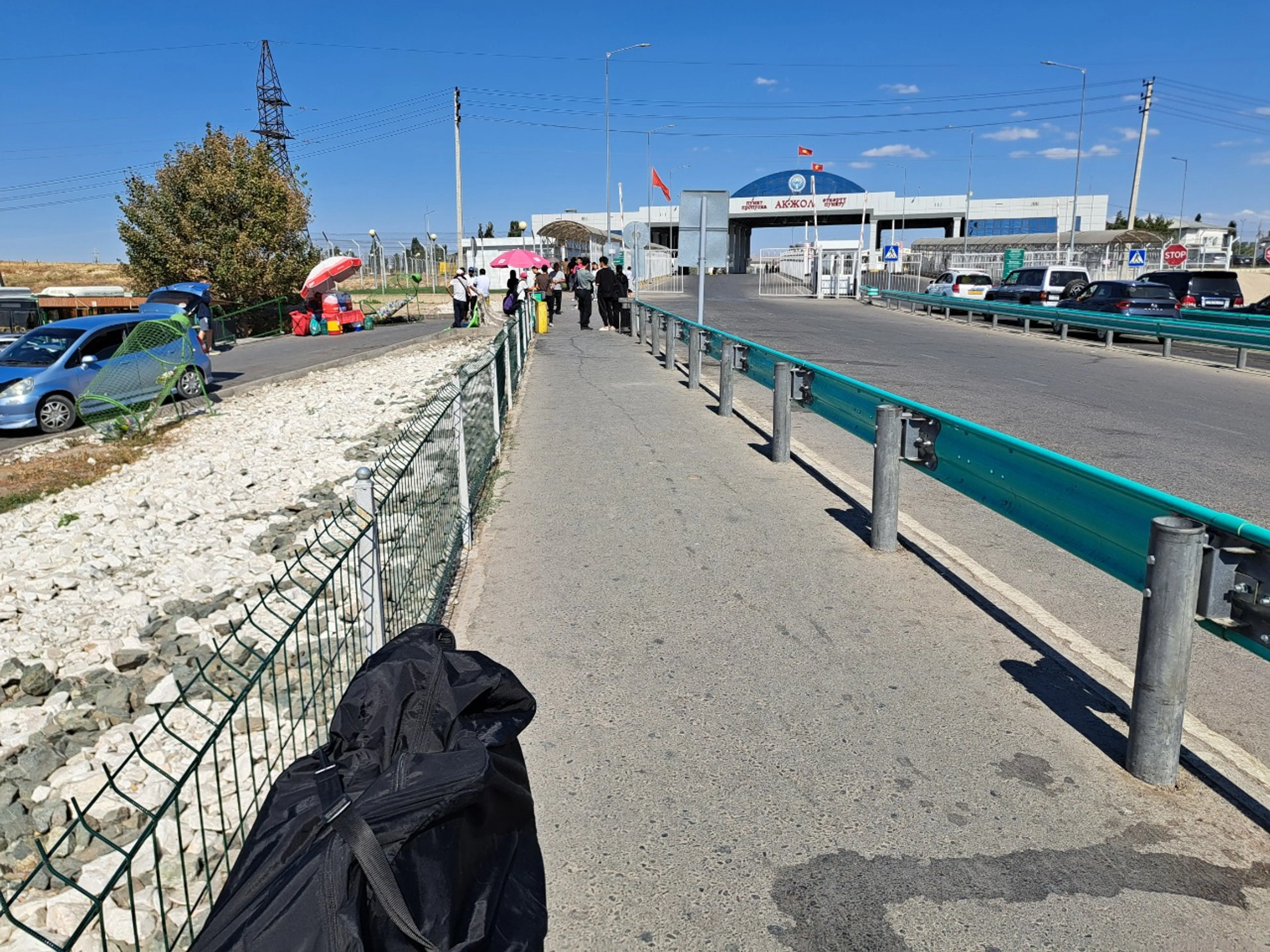 バスで国境を通過。荷物重い…