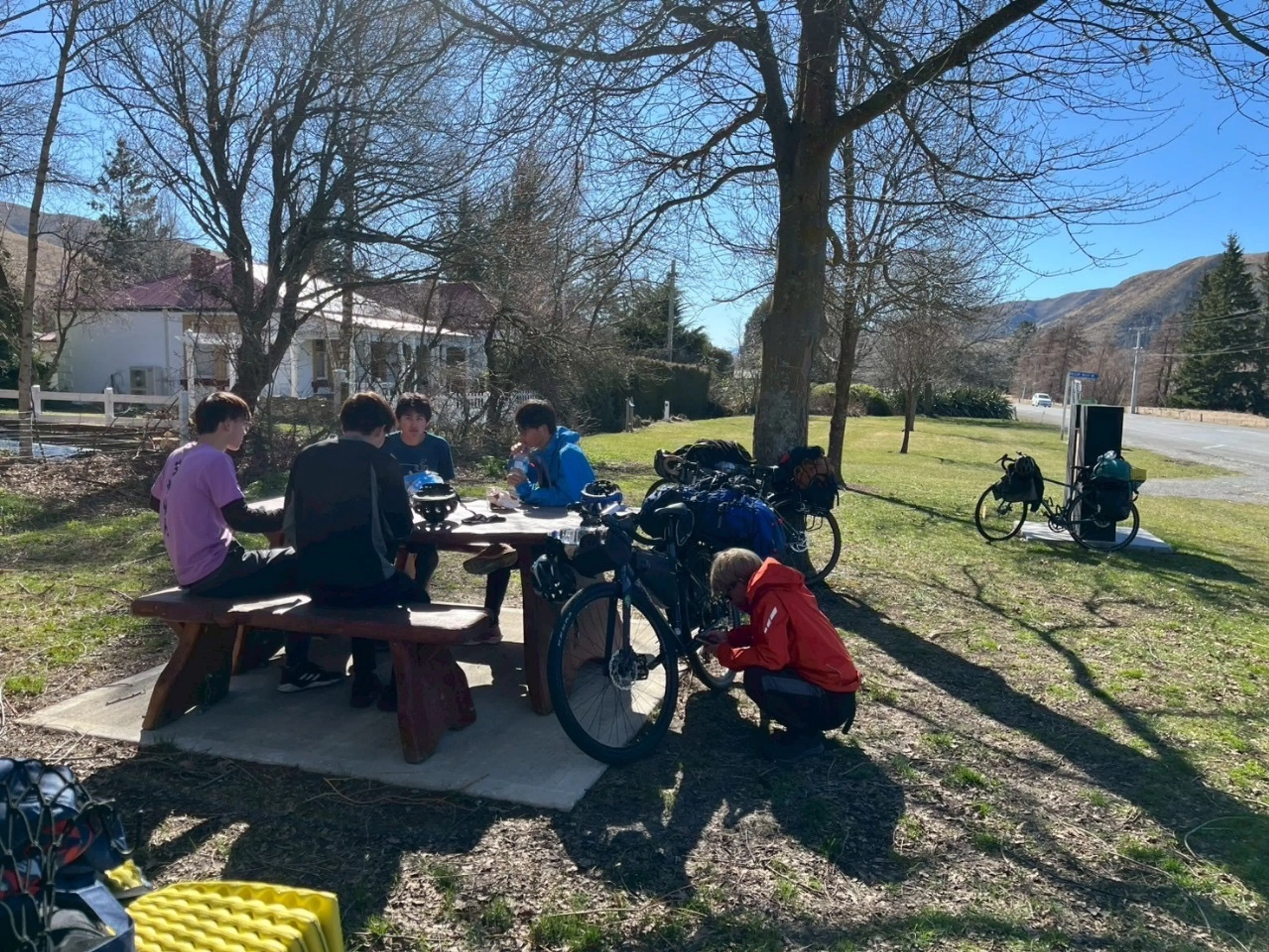 道中ベンチがあるとお茶会が始まる…