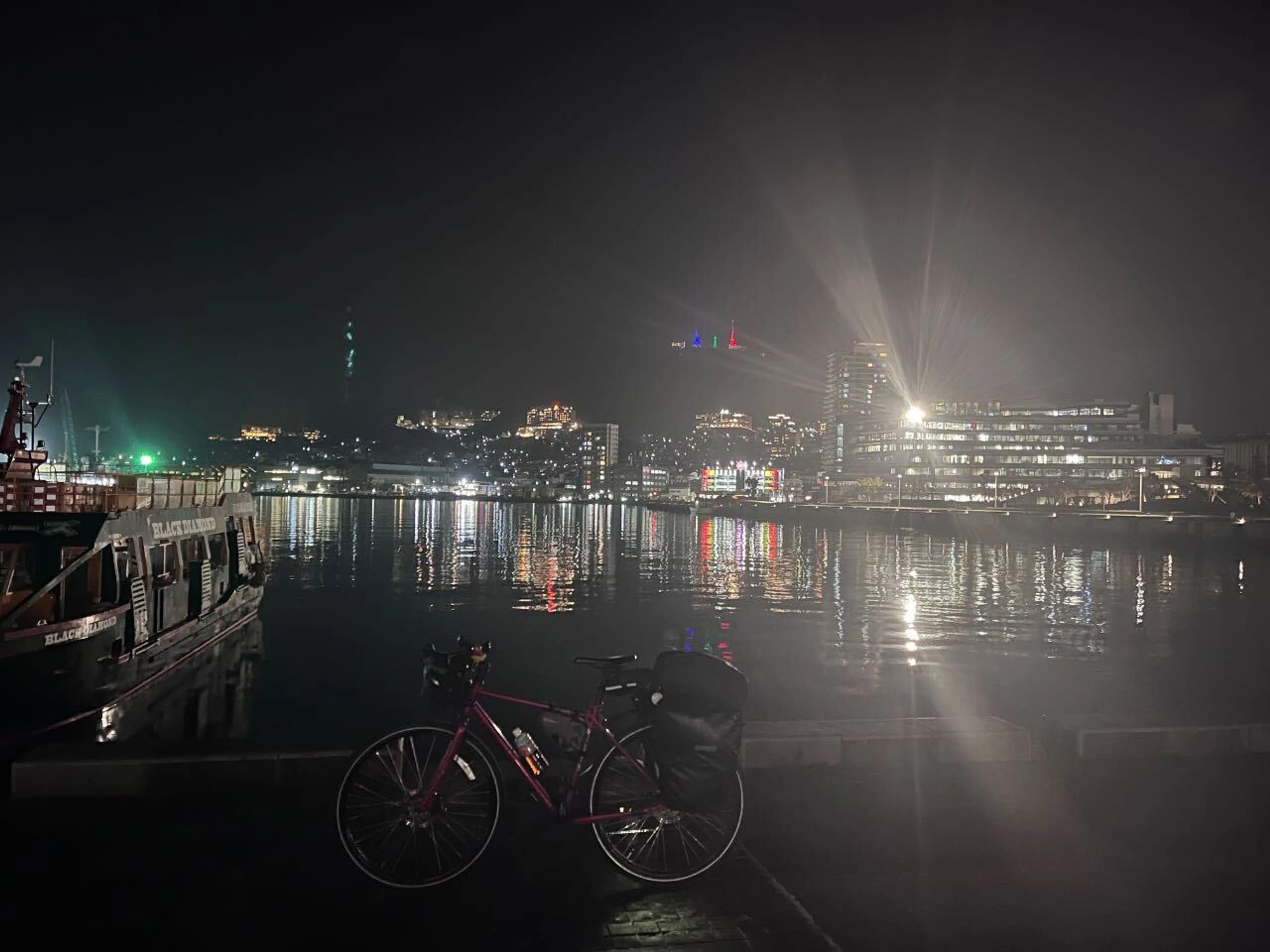 夜の長崎に着弾