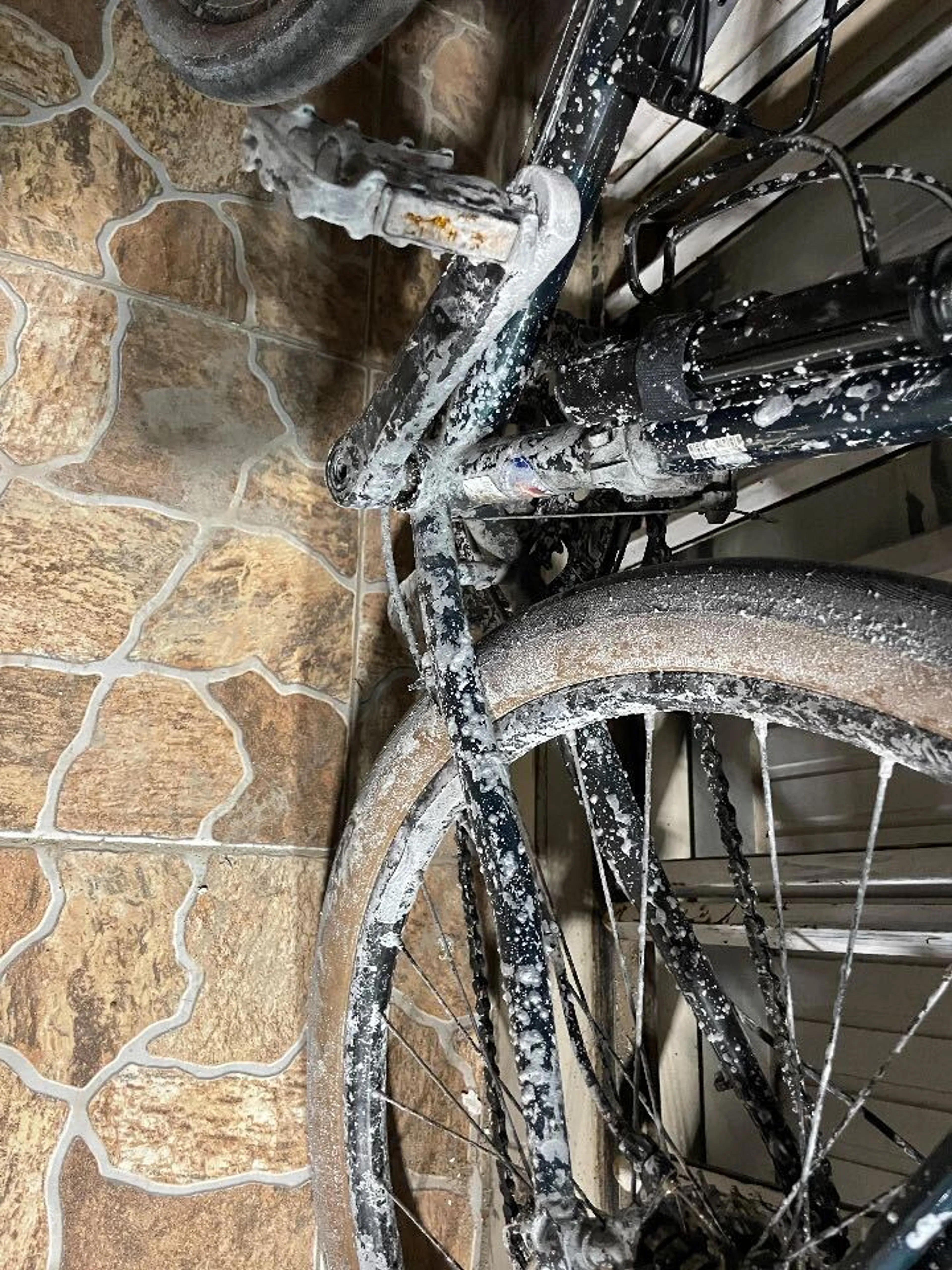 ウユニ塩湖から帰還したチャリの惨状