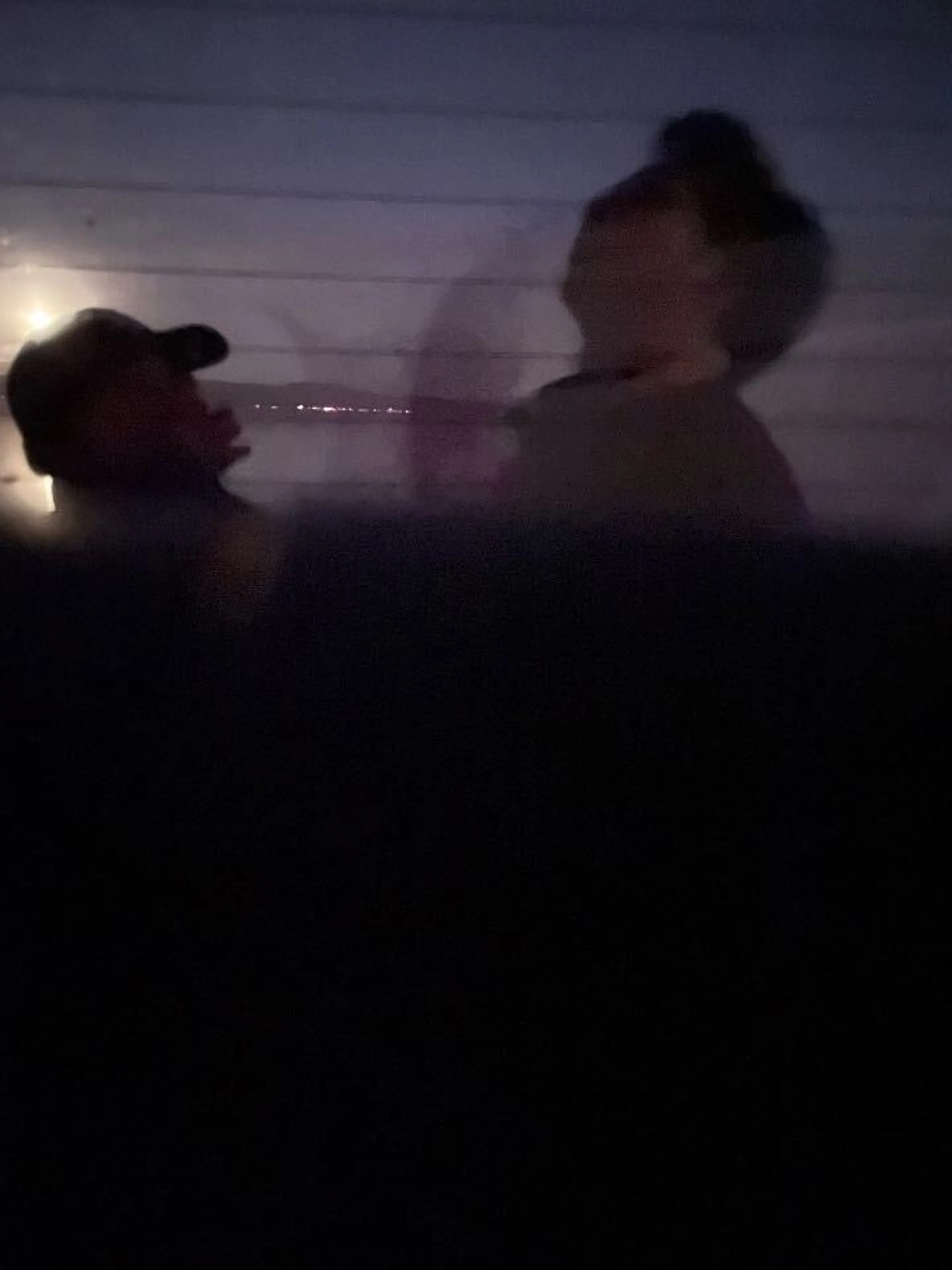 これは車の後ろでいちゃついてたカップル