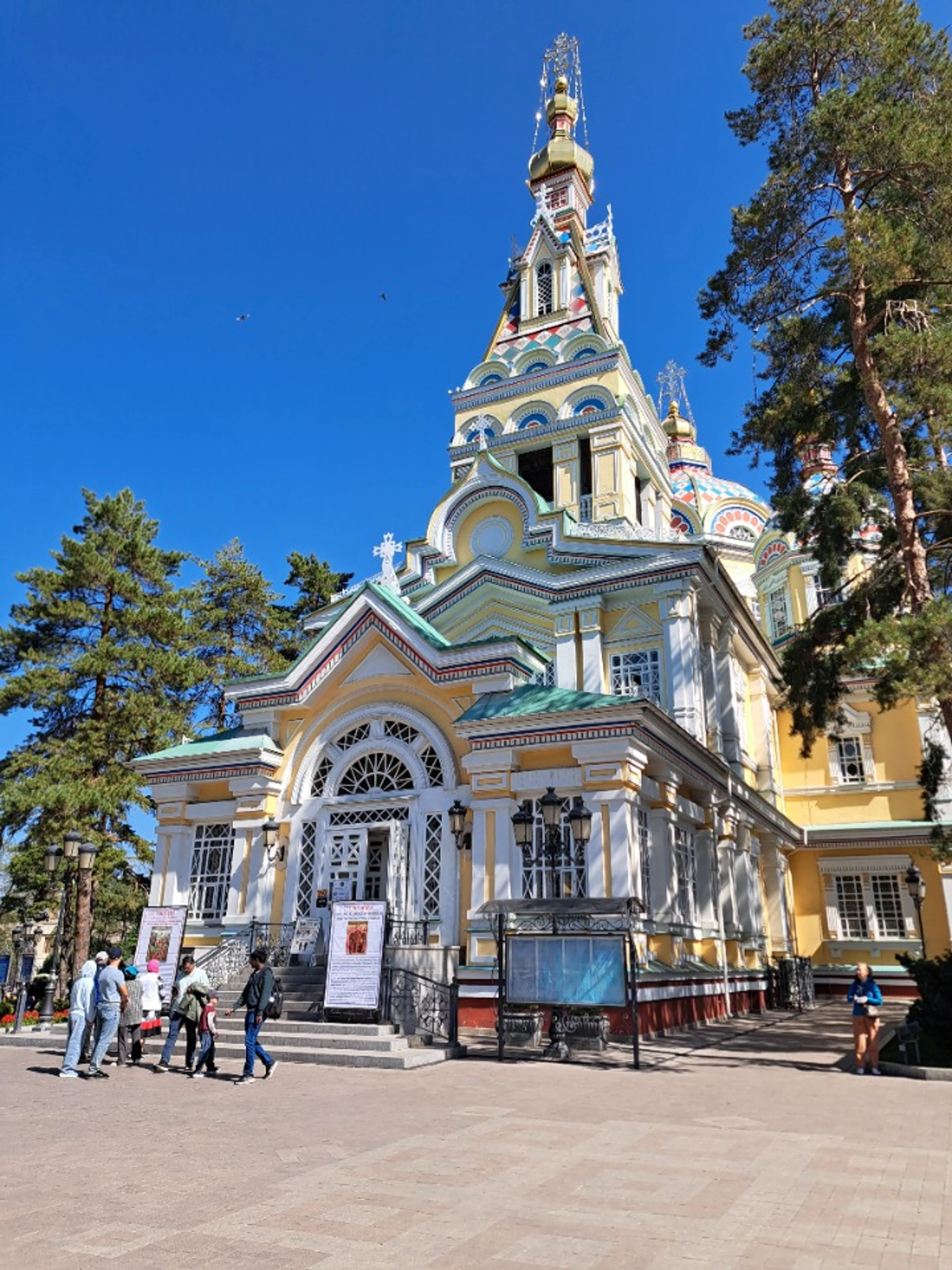 ロシア正教会の建物。思ったより派手