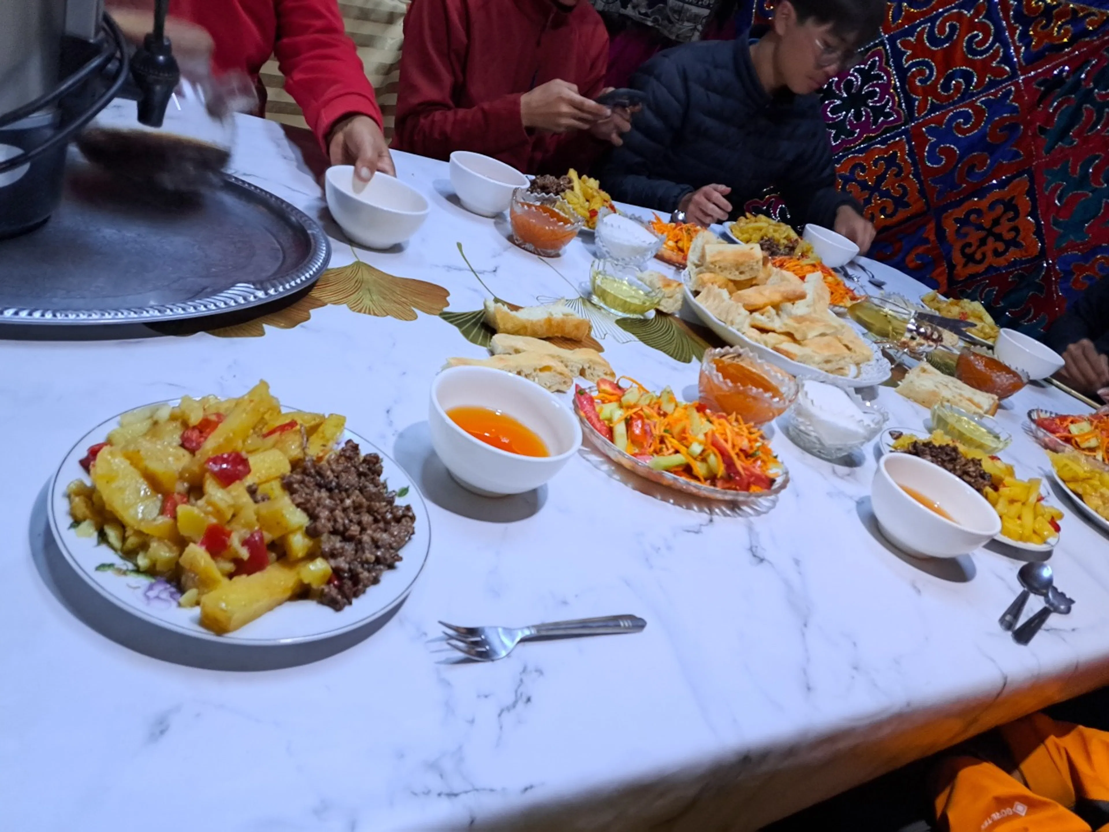 ゲストハウスにて。ユルタ(ゲル)で夕飯をいただく