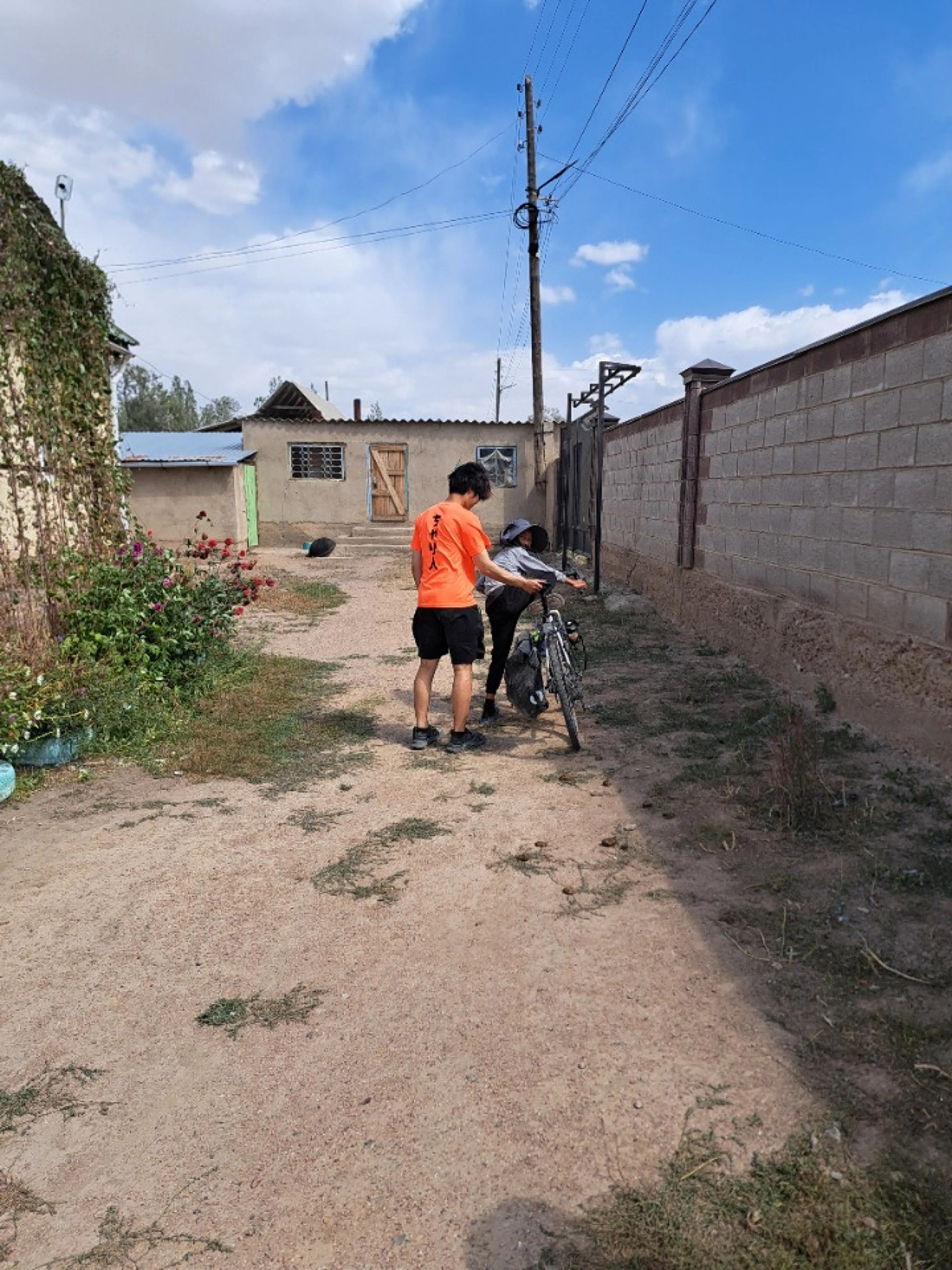 休養日。ゲストハウスの子供に教育する副将