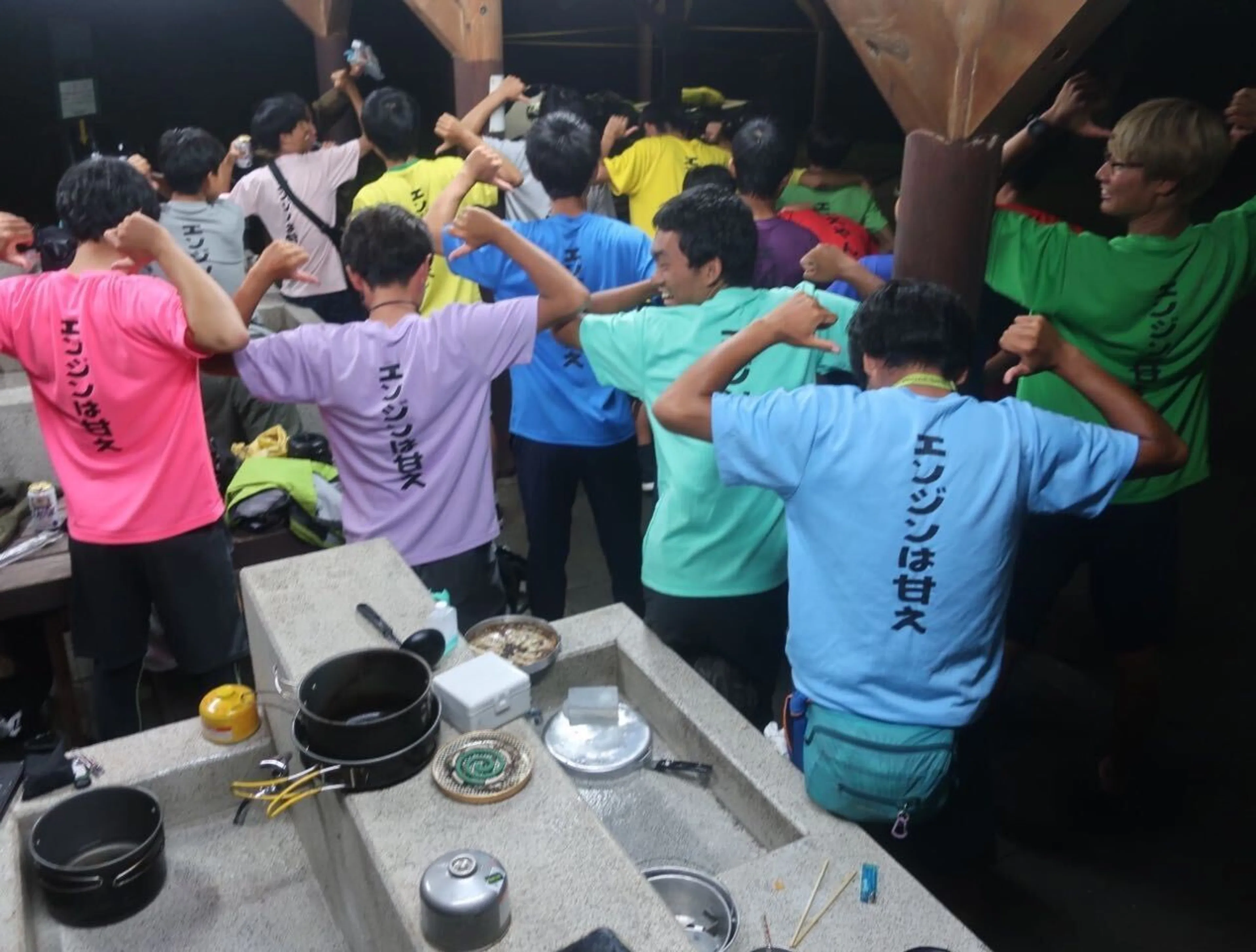 車に轢かれそうなTシャツ