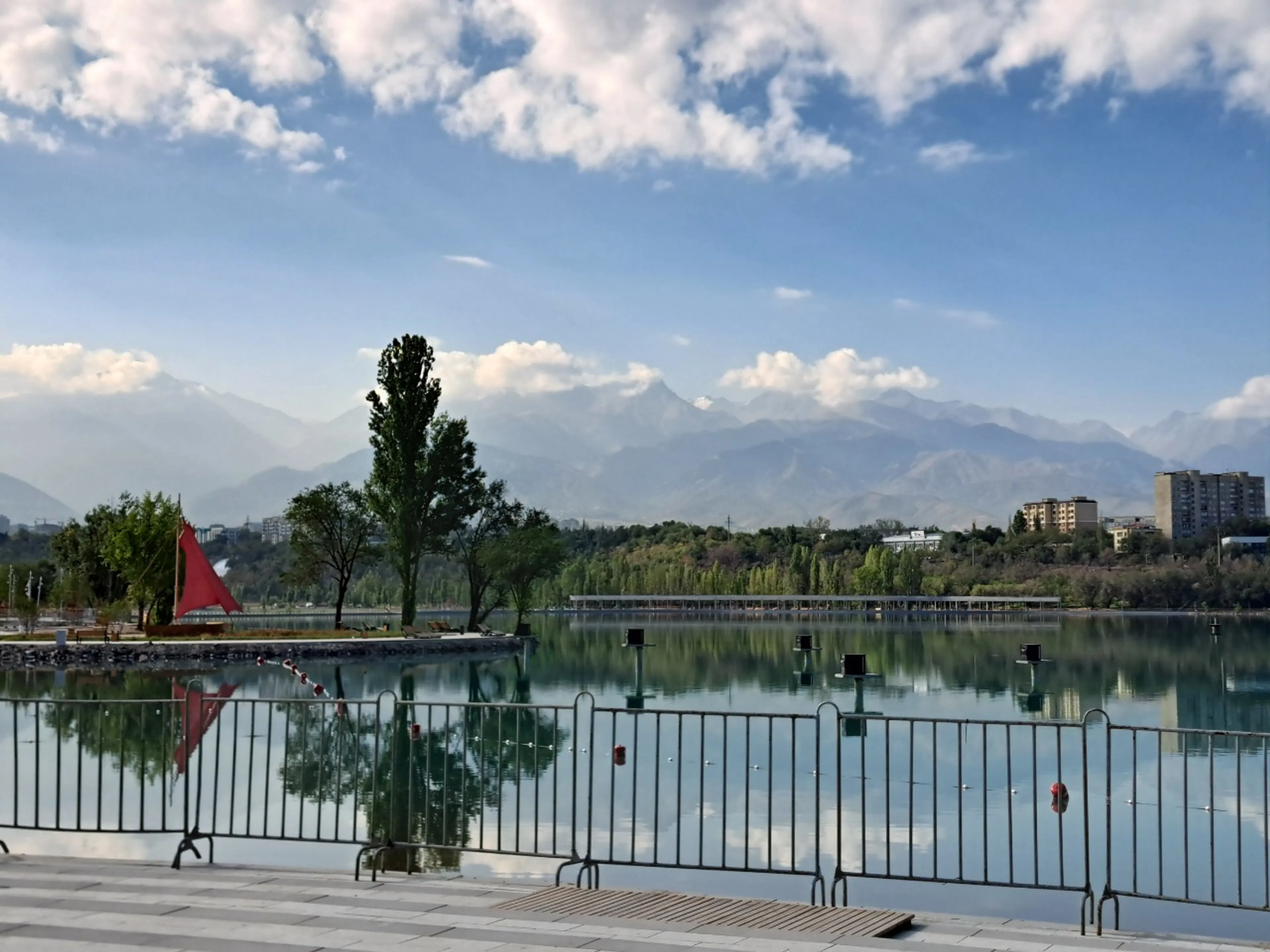 キルギスへ移動、山がでかい