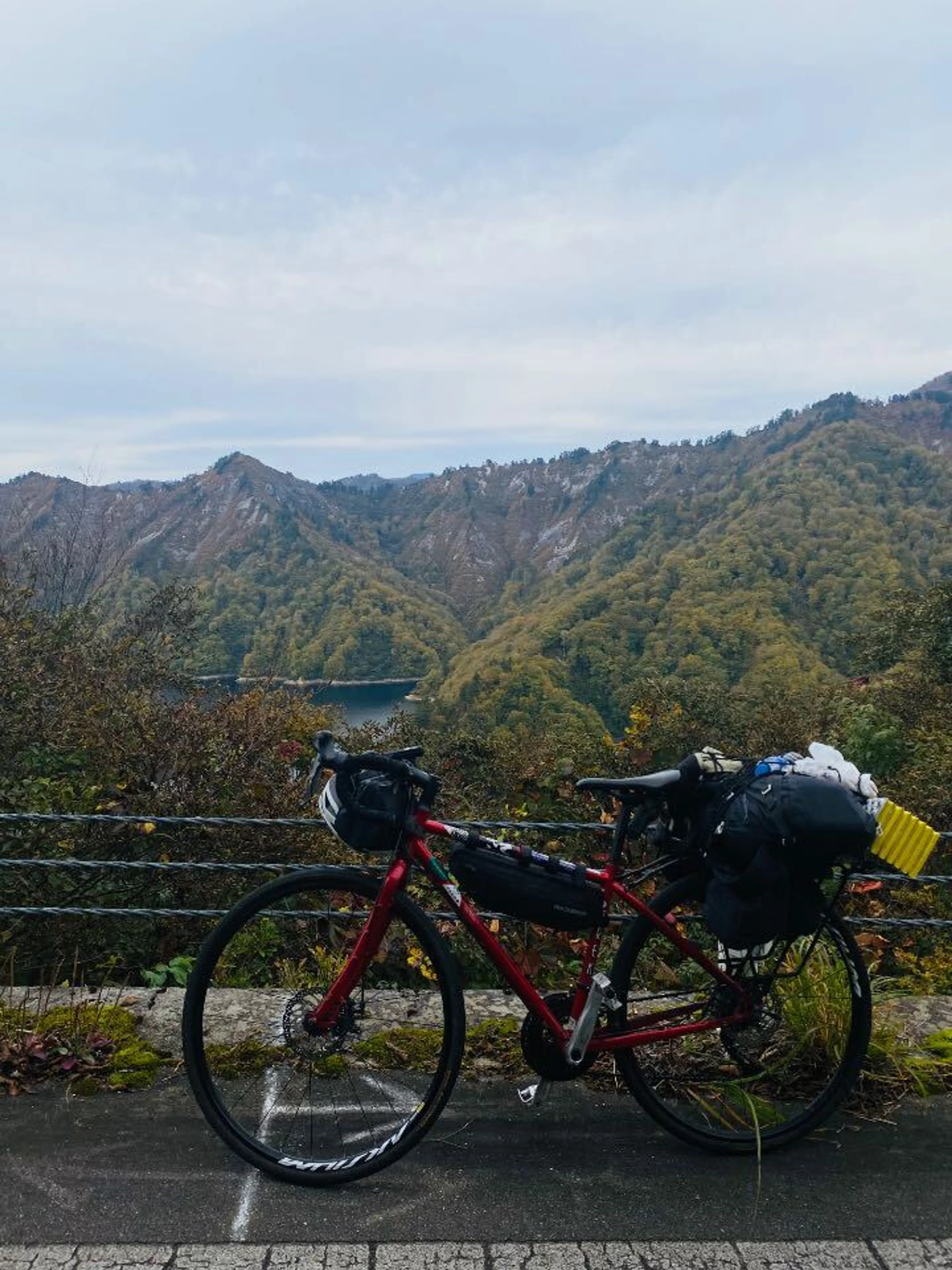 奥只見湖、岩肌がみえる