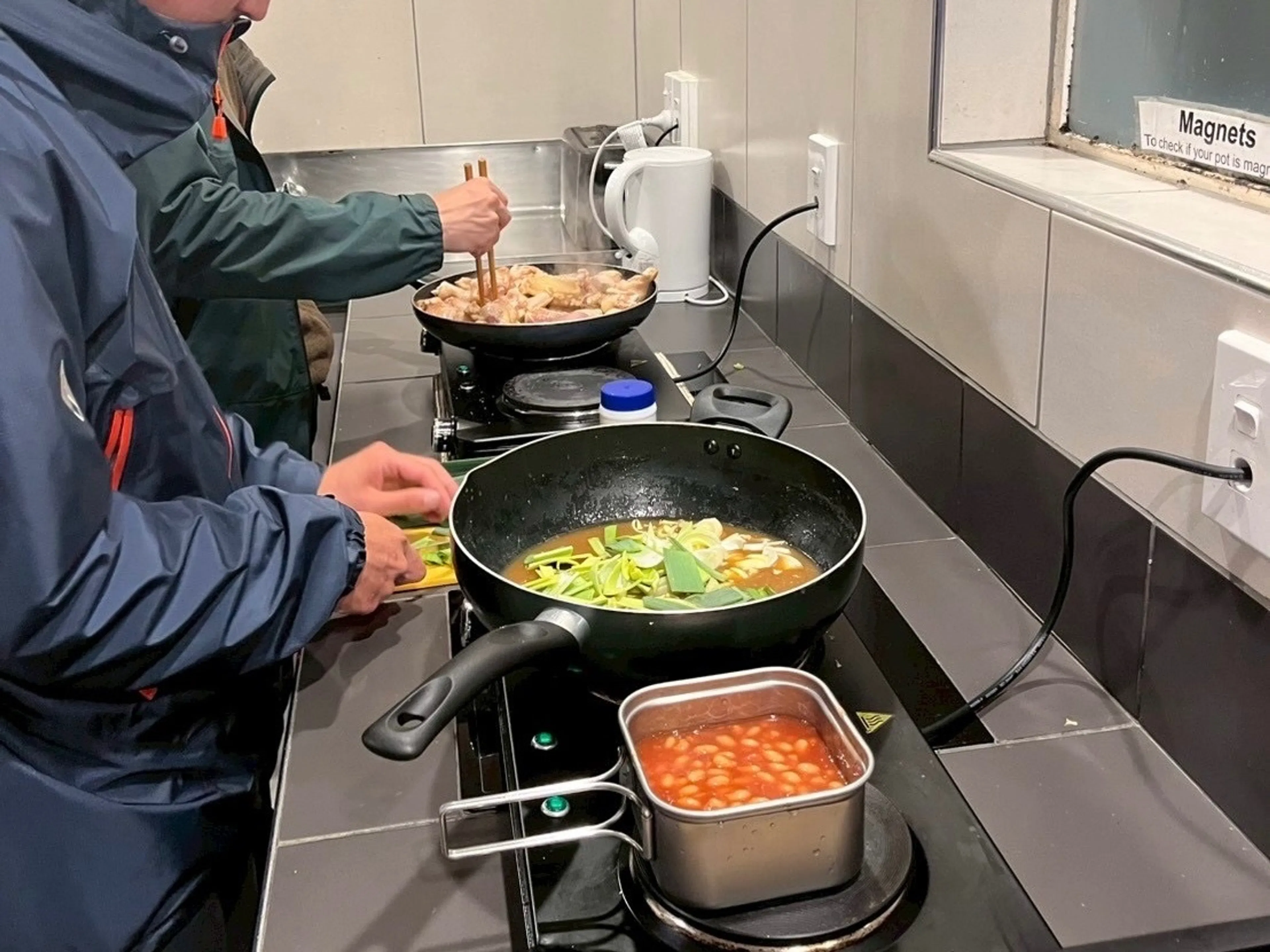キャンプ場の共用キッチンで夕飯作り