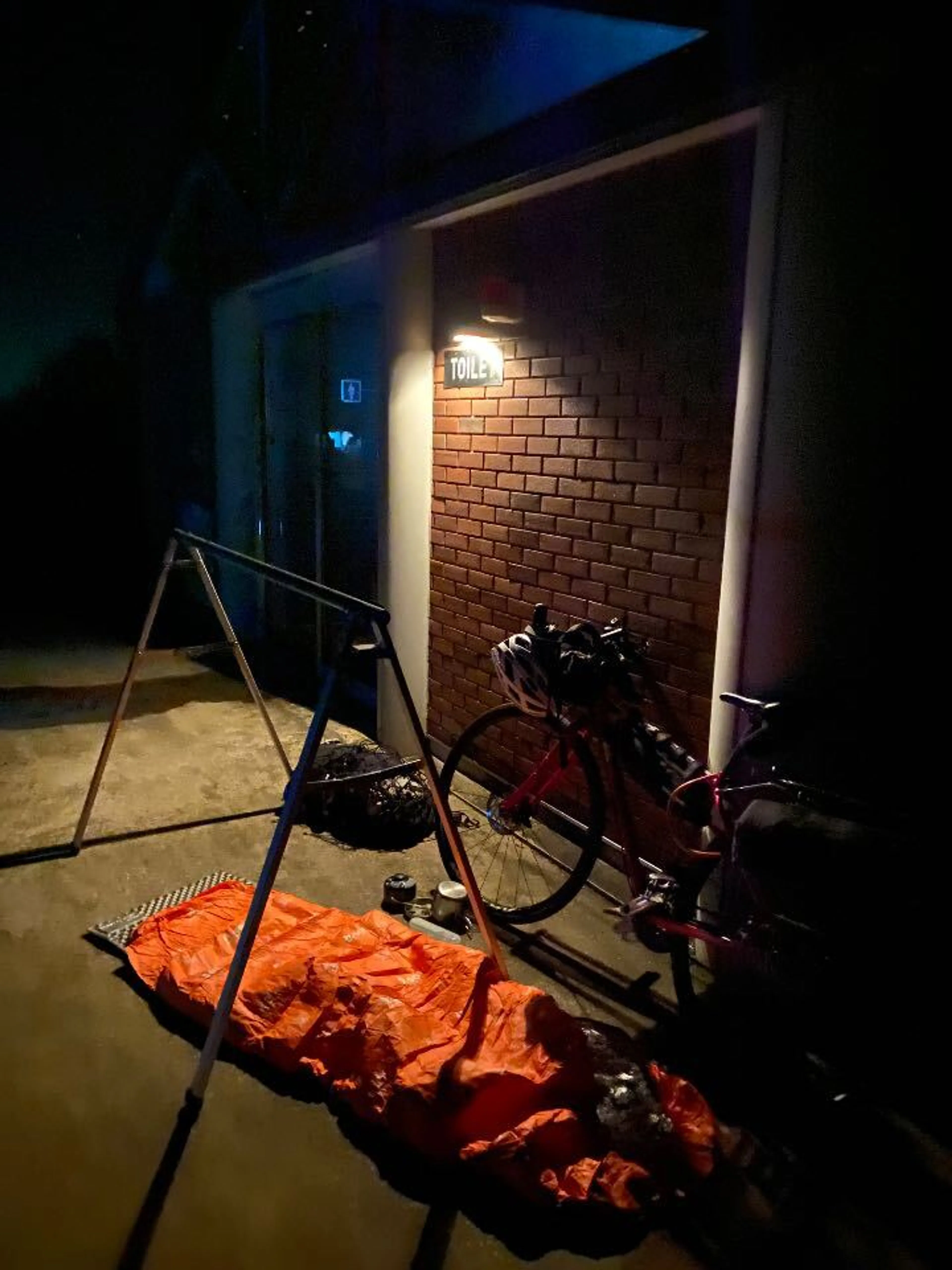 景観破壊、すぐそばの駐車場には大量の車