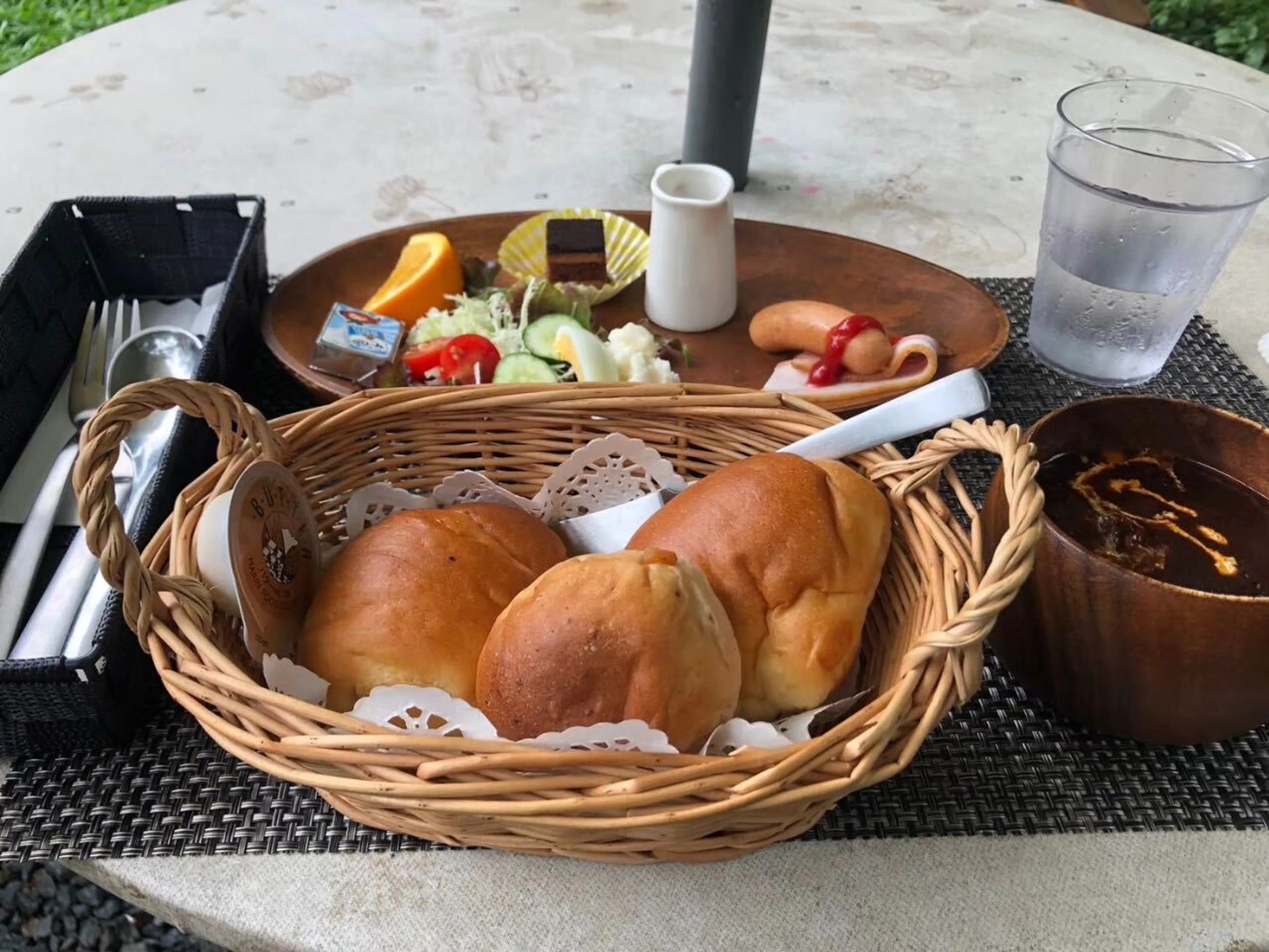 カフェに寄ったら餞別もくれる。